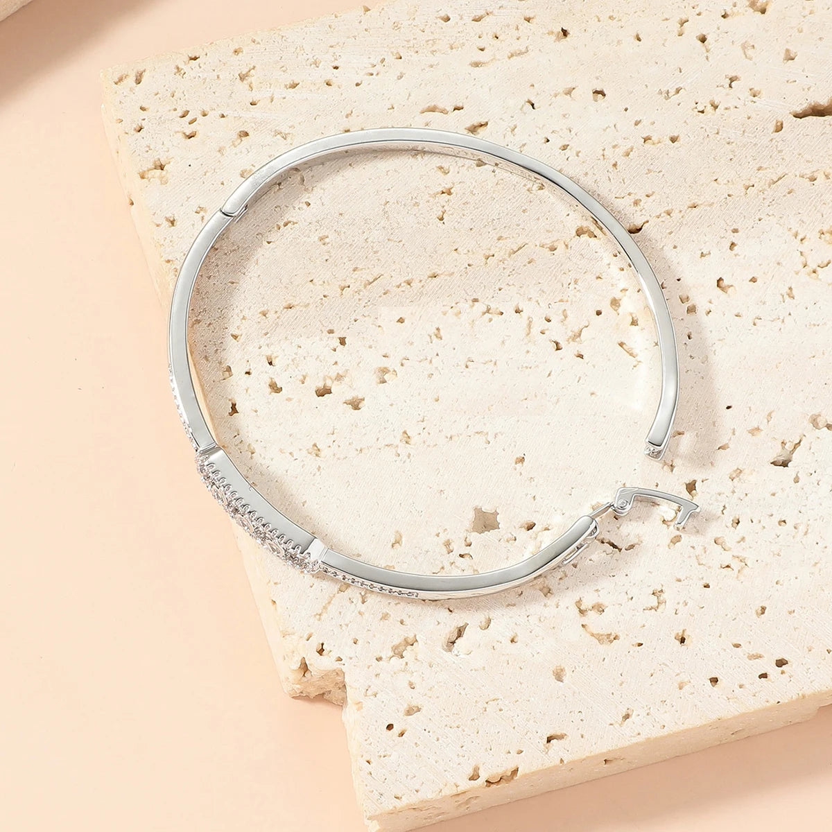 Beaut and Berry Luxurious 18k Gold Plated Bracelet for Women