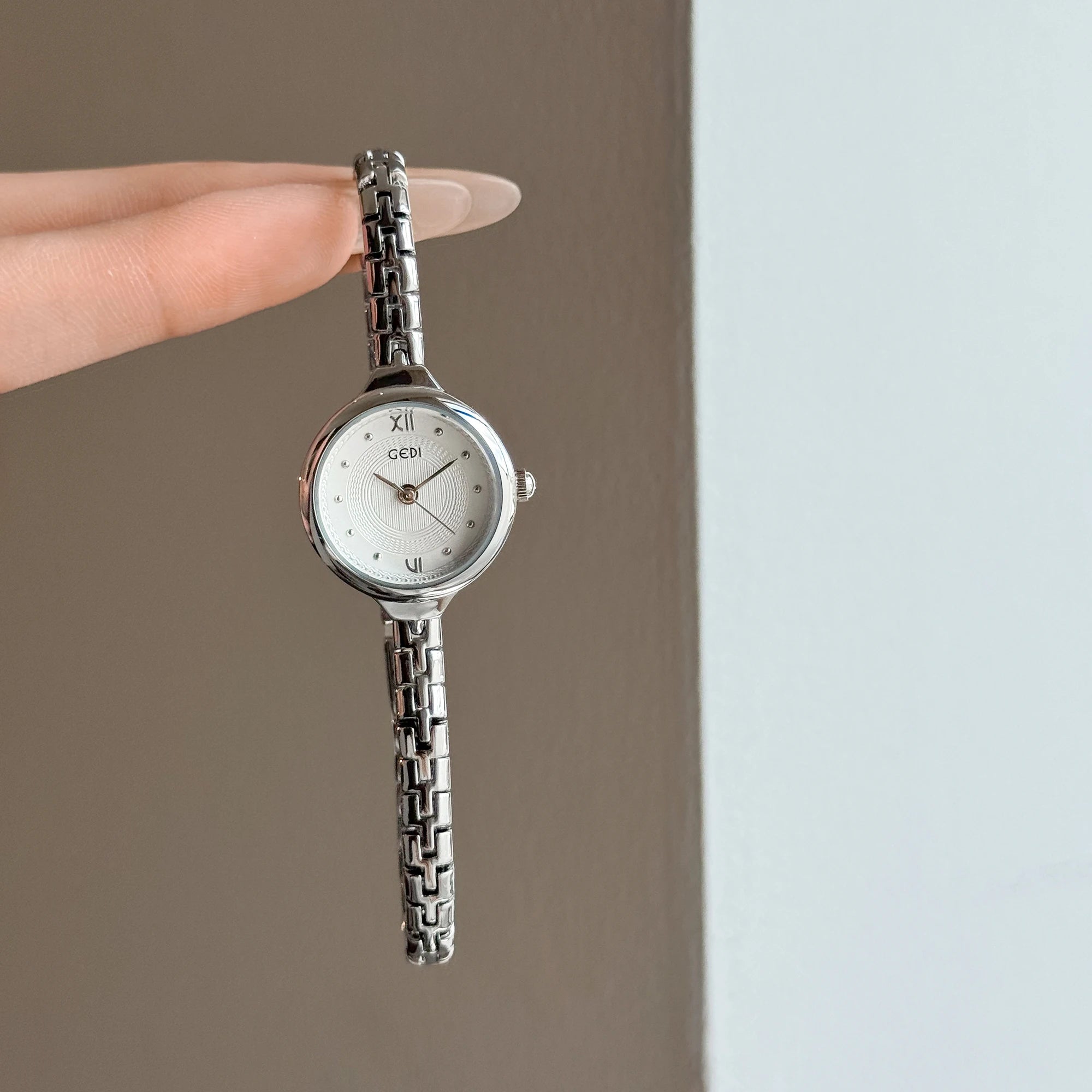 GEDI Retro Ladies Watch with Small Round Dial Bracelet