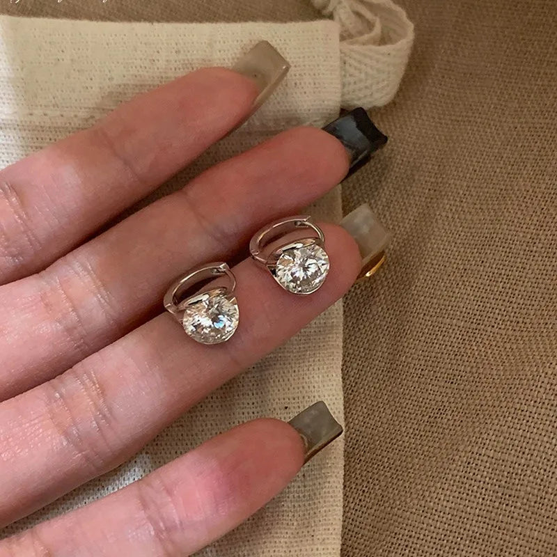 New in two carat round diamond earings buckle light luxury high-end and fashion earrings for women suitable for daily jewelry