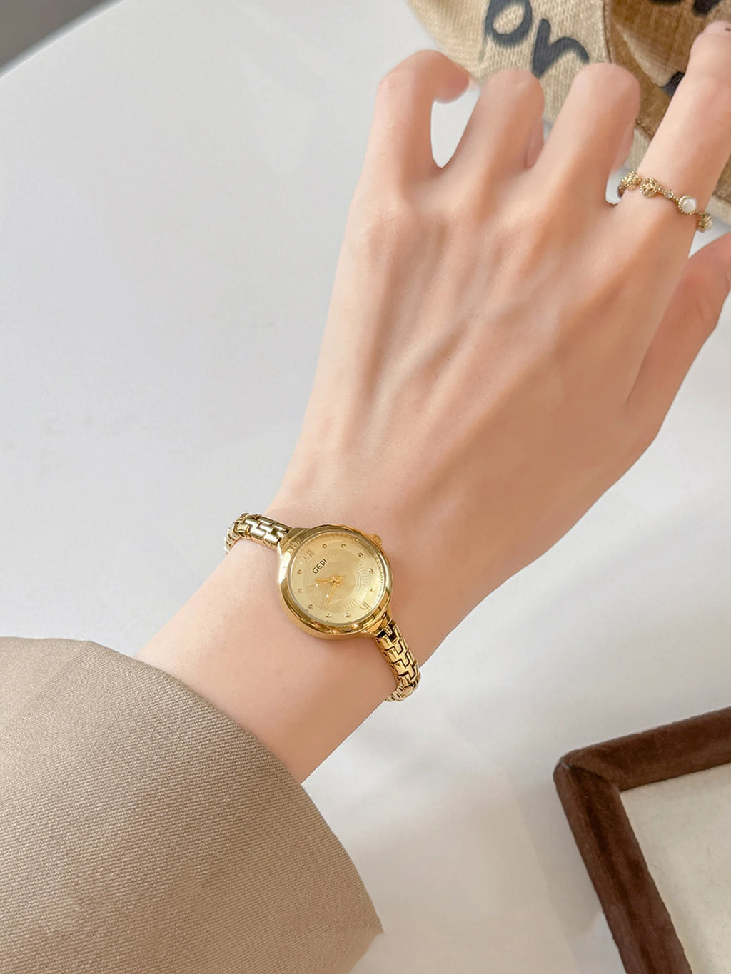 GEDI Retro Ladies Watch with Small Round Dial Bracelet