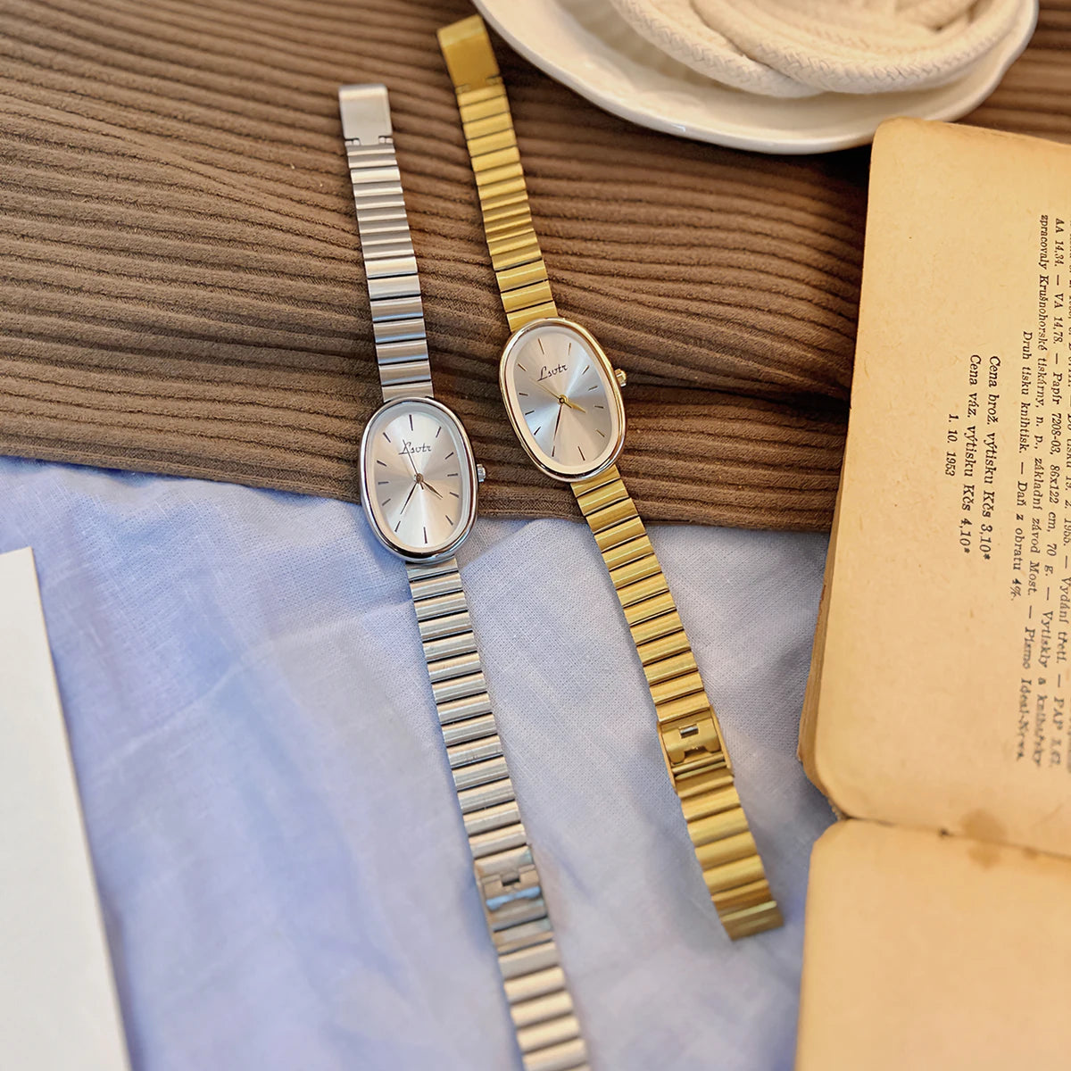 1pc Women's Watch With Gold Bracelet