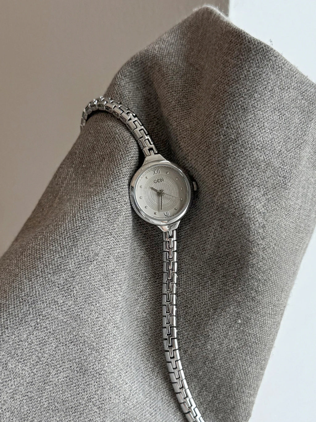 GEDI Retro Ladies Watch with Small Round Dial Bracelet