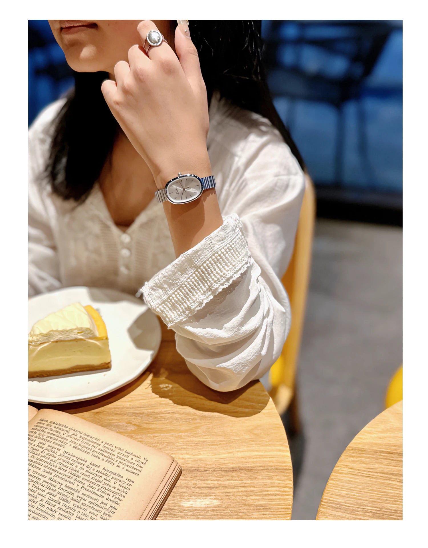 1pc Women's Watch With Gold Bracelet