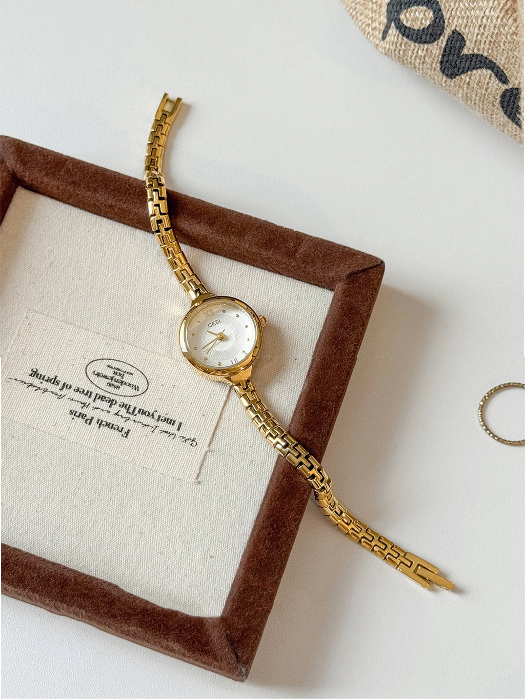 GEDI Retro Ladies Watch with Small Round Dial Bracelet
