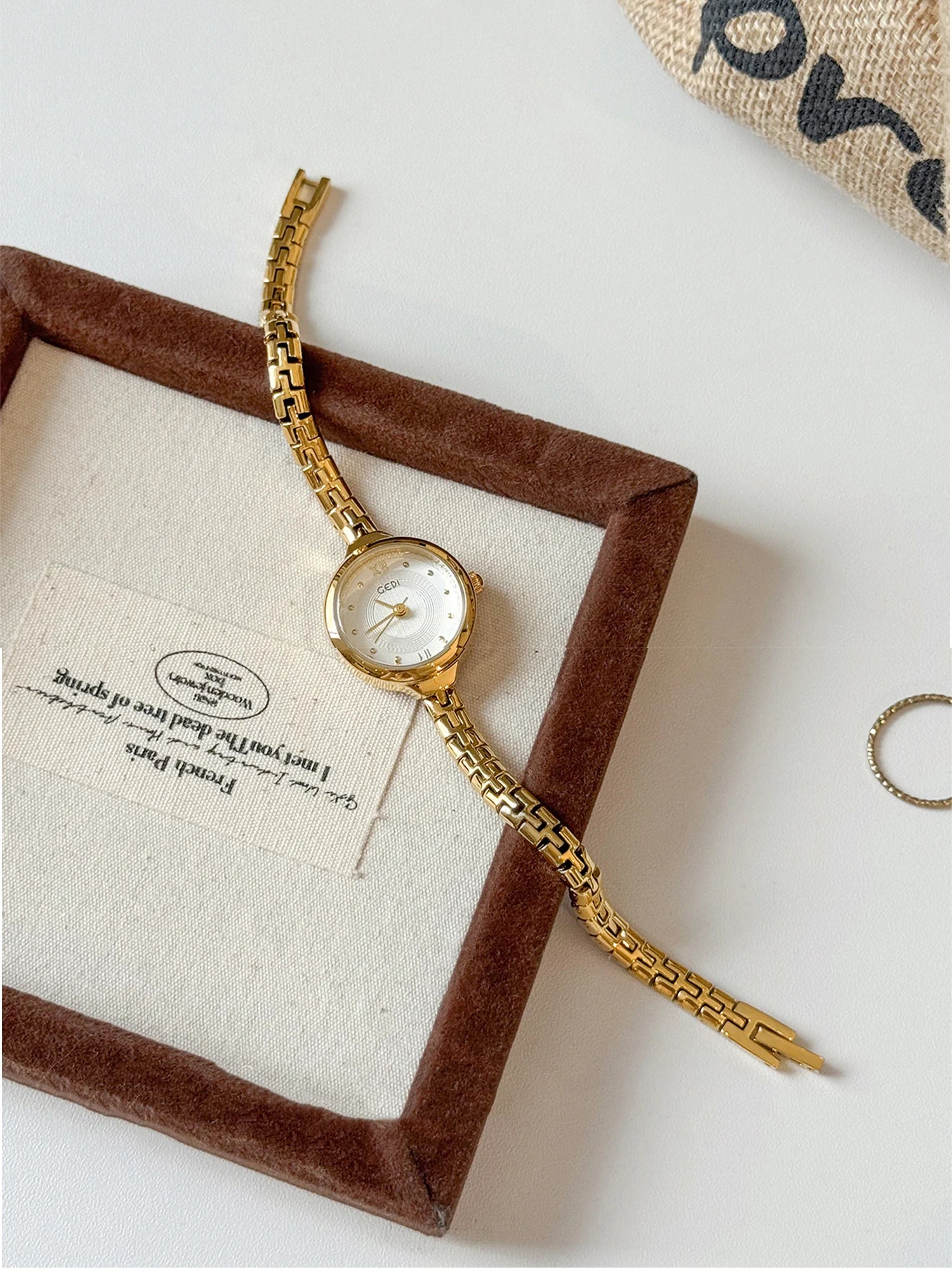 GEDI Retro Ladies Watch with Small Round Dial Bracelet