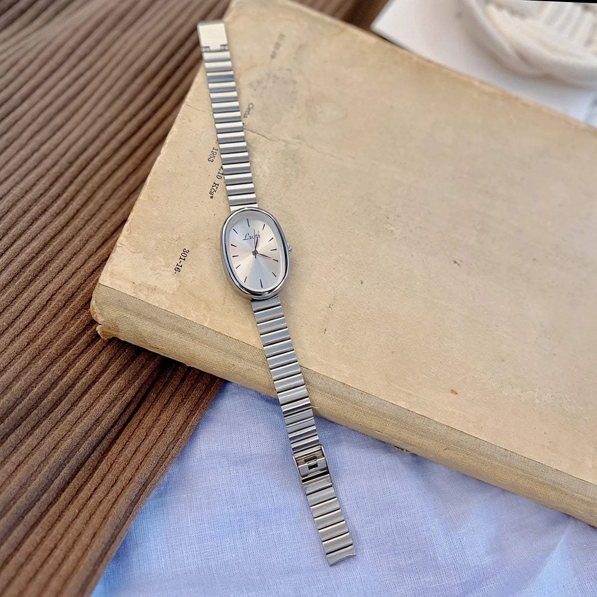 1pc Women's Watch With Gold Bracelet