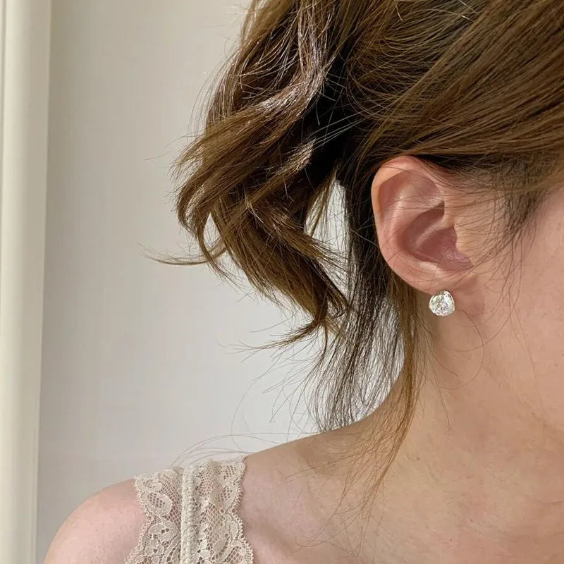 New in two carat round diamond earings buckle light luxury high-end and fashion earrings for women suitable for daily jewelry