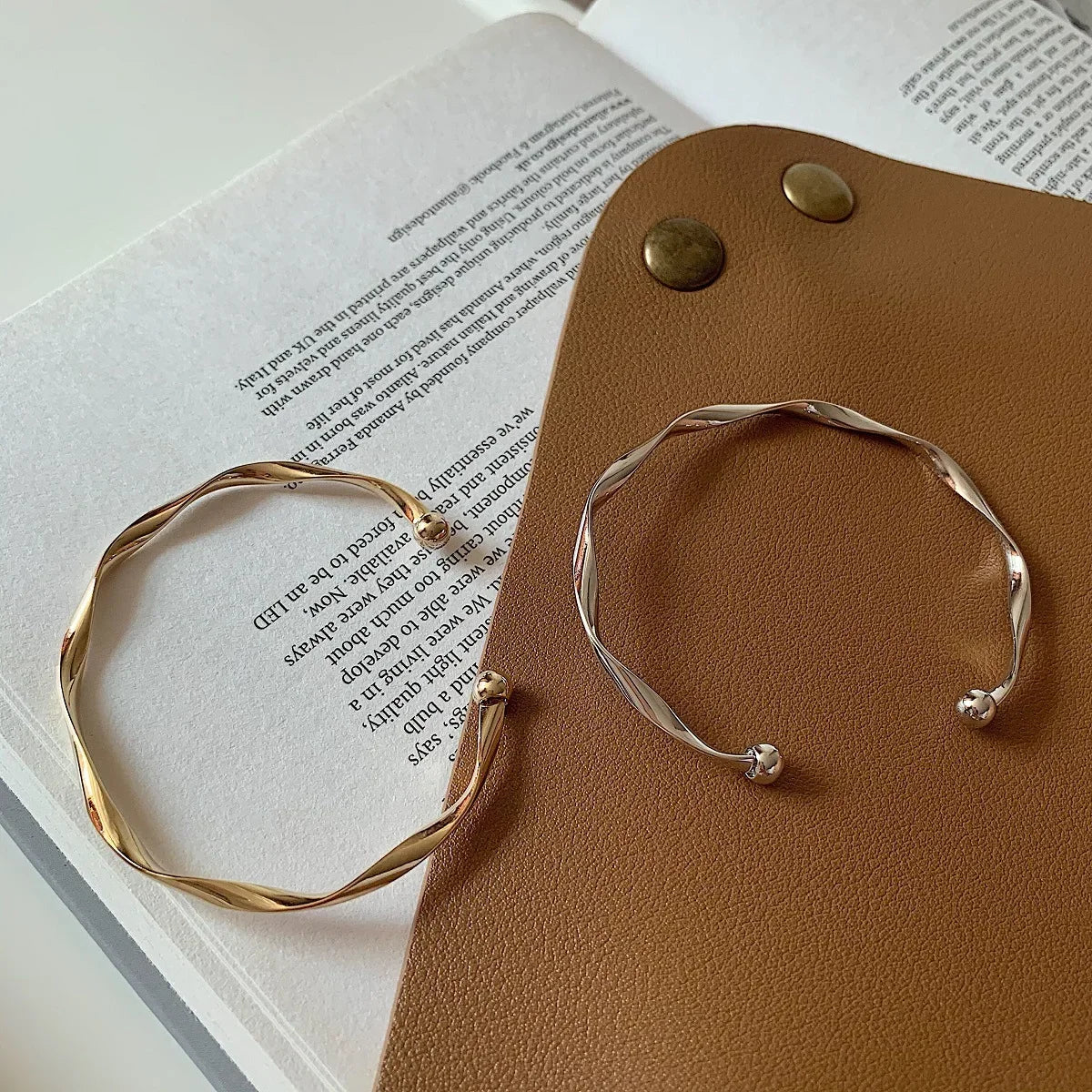 Elegant Exquisite Twist Simple Bracelet for Women