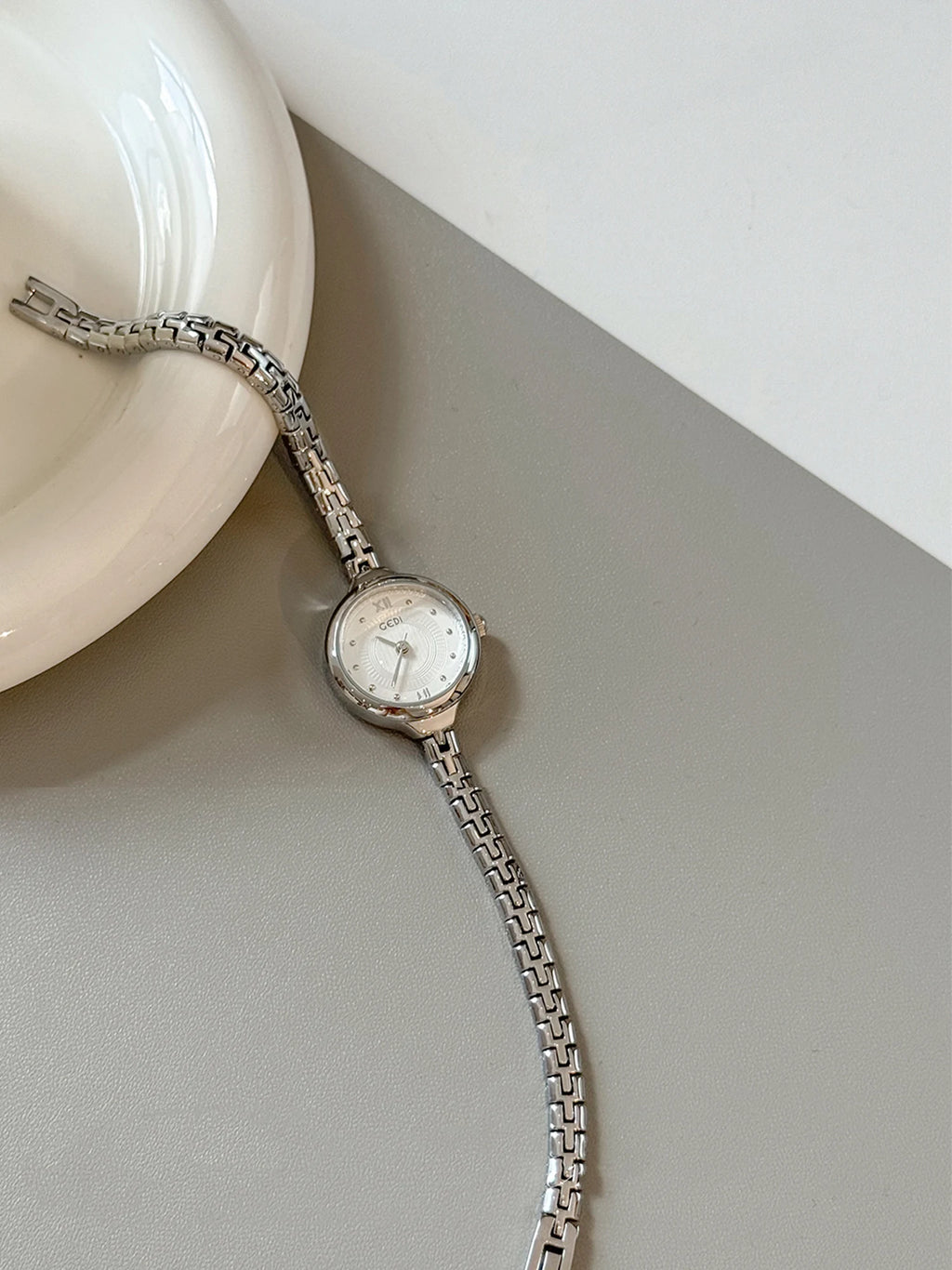 GEDI Retro Ladies Watch with Small Round Dial Bracelet