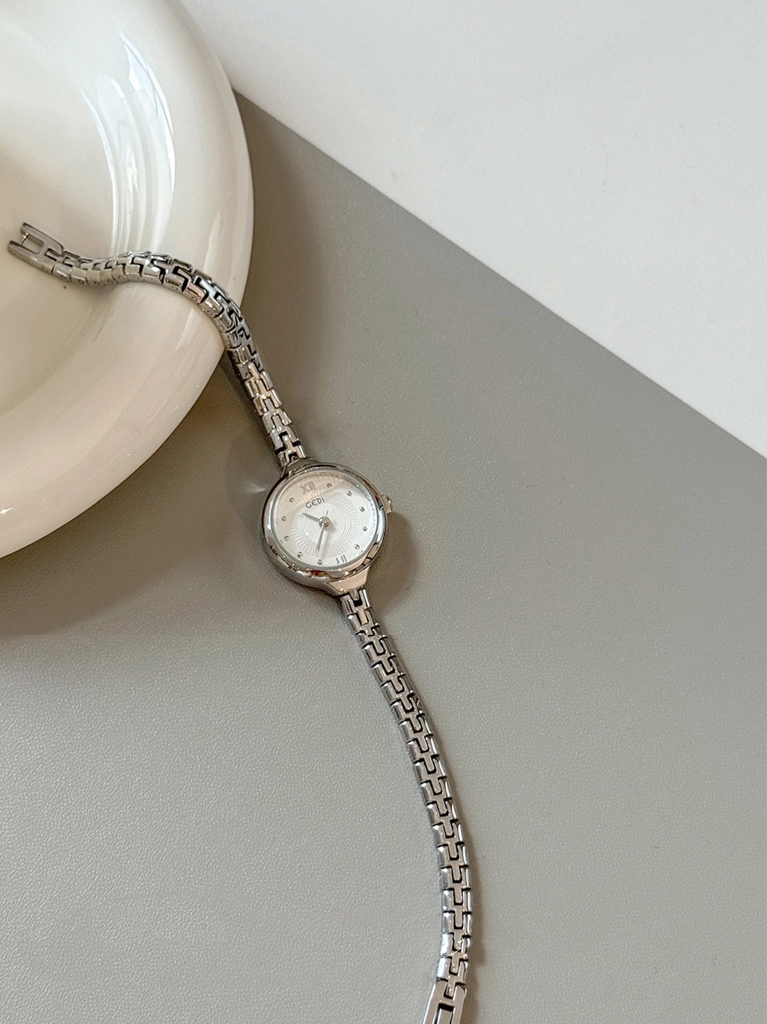 GEDI Retro Ladies Watch with Small Round Dial Bracelet