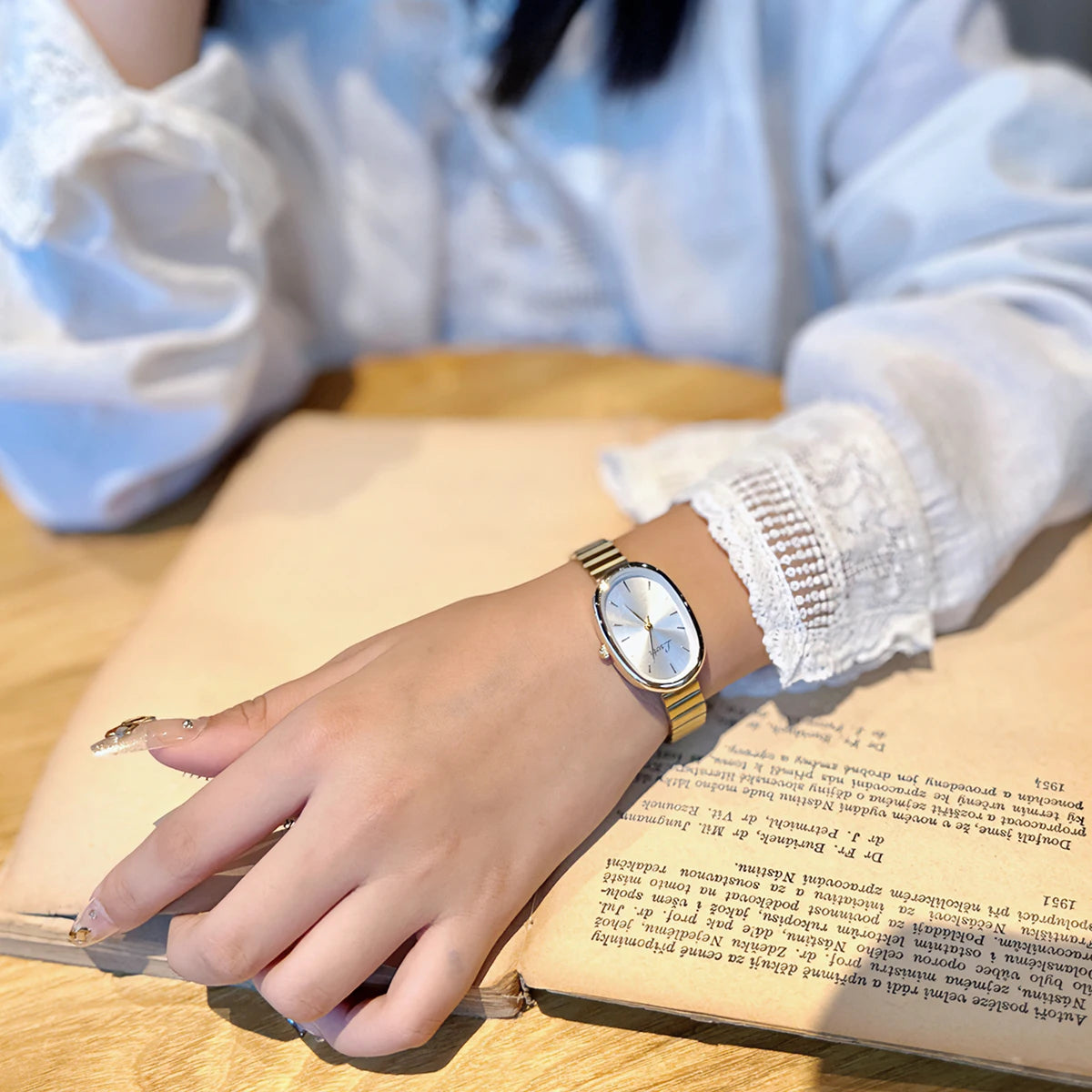1pc Women's Watch With Gold Bracelet