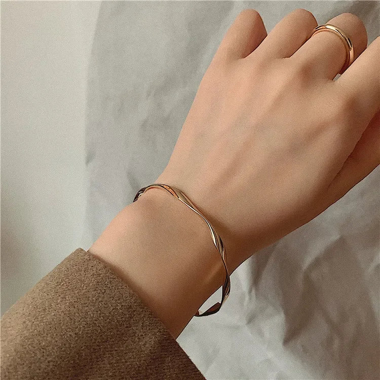 Elegant Exquisite Twist Simple Bracelet for Women
