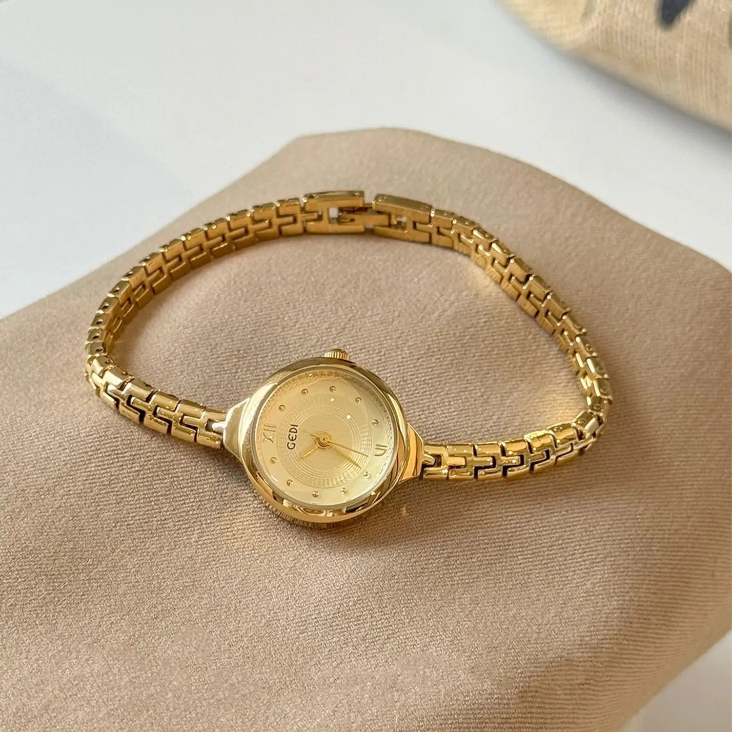 GEDI Retro Ladies Watch with Small Round Dial Bracelet