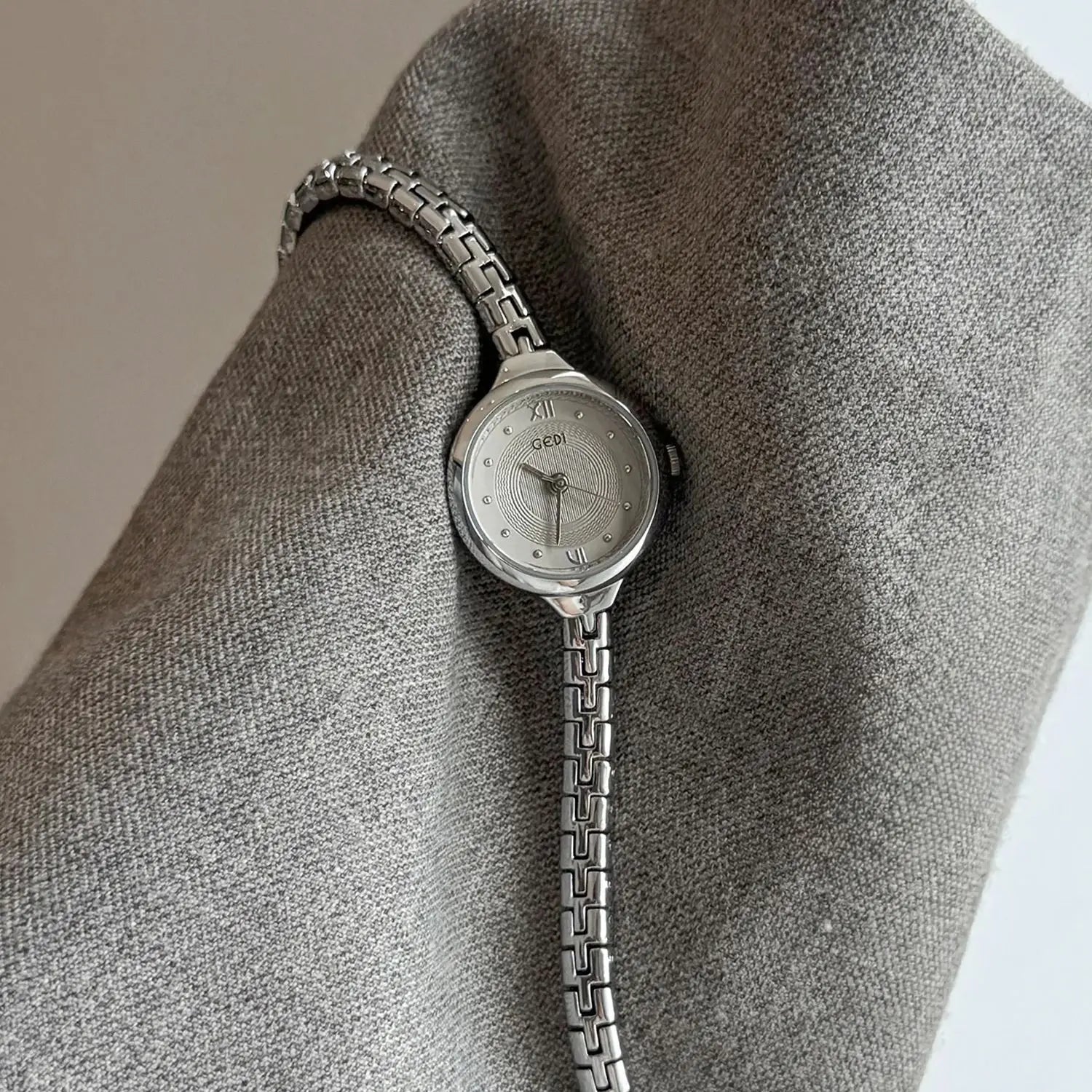 GEDI Retro Ladies Watch with Small Round Dial Bracelet