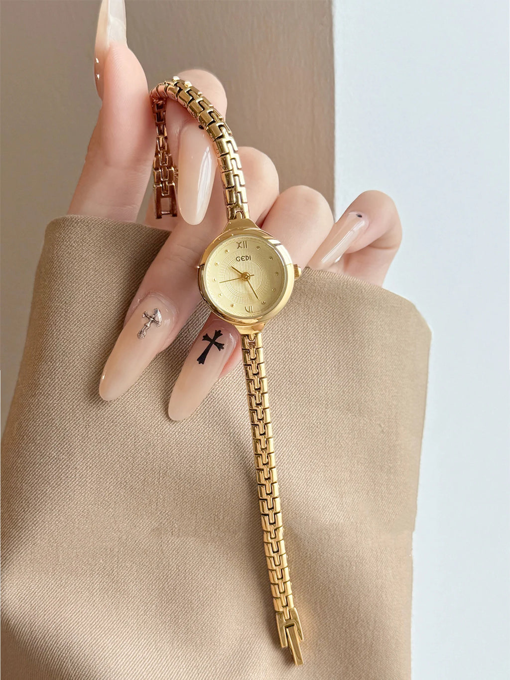 GEDI Retro Ladies Watch with Small Round Dial Bracelet