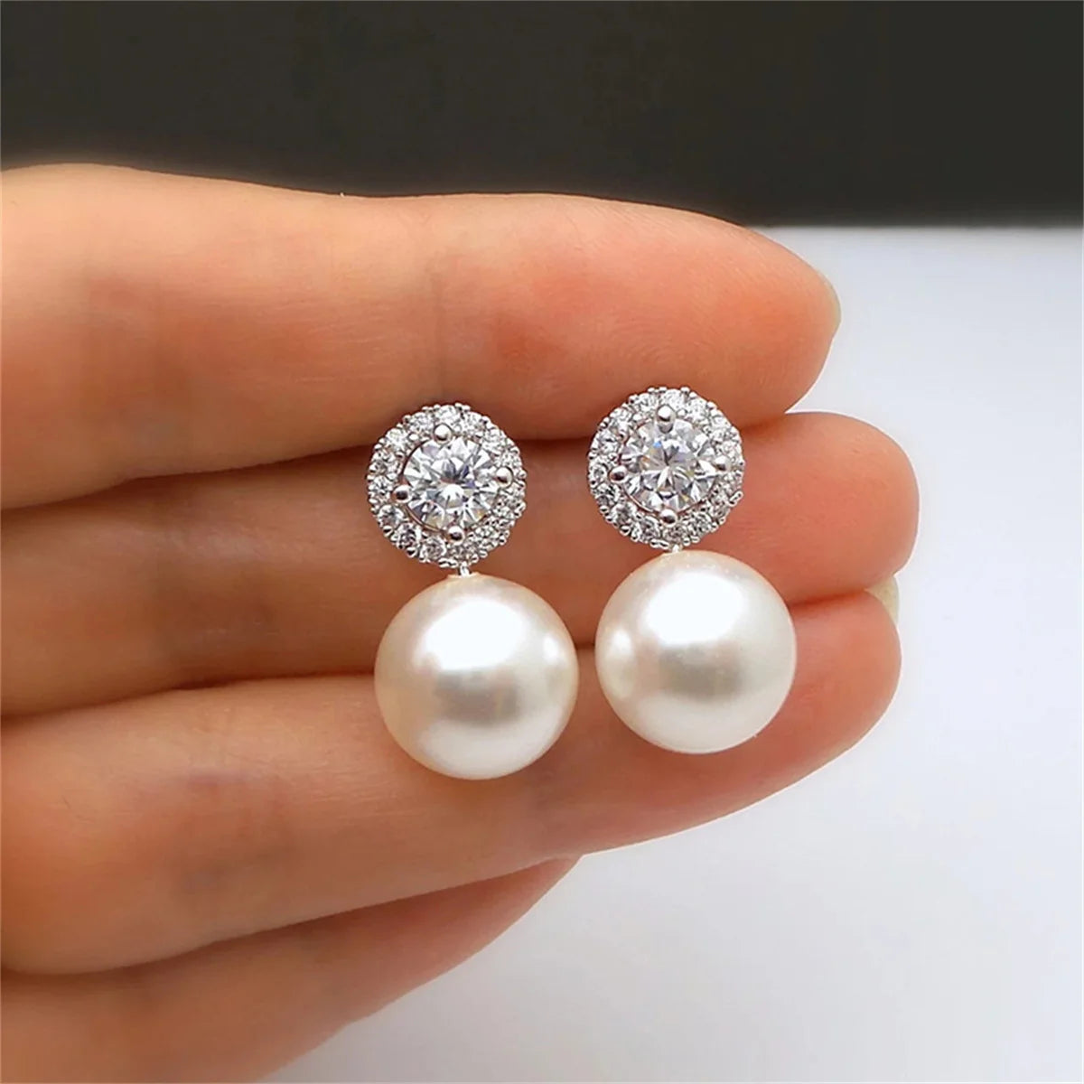 A pair of 925 silver pearl-inlaid earrings for ladies