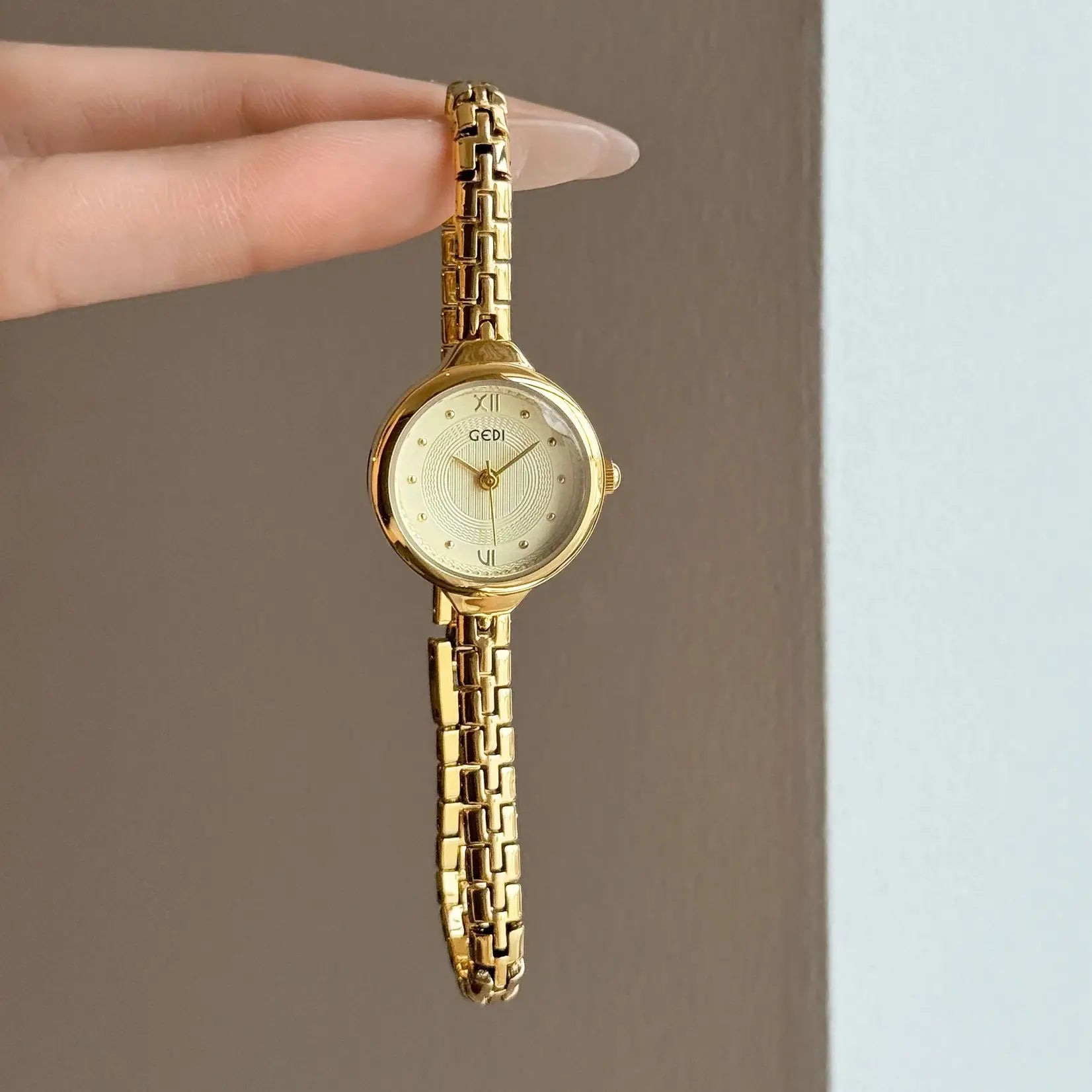 GEDI Retro Ladies Watch with Small Round Dial Bracelet