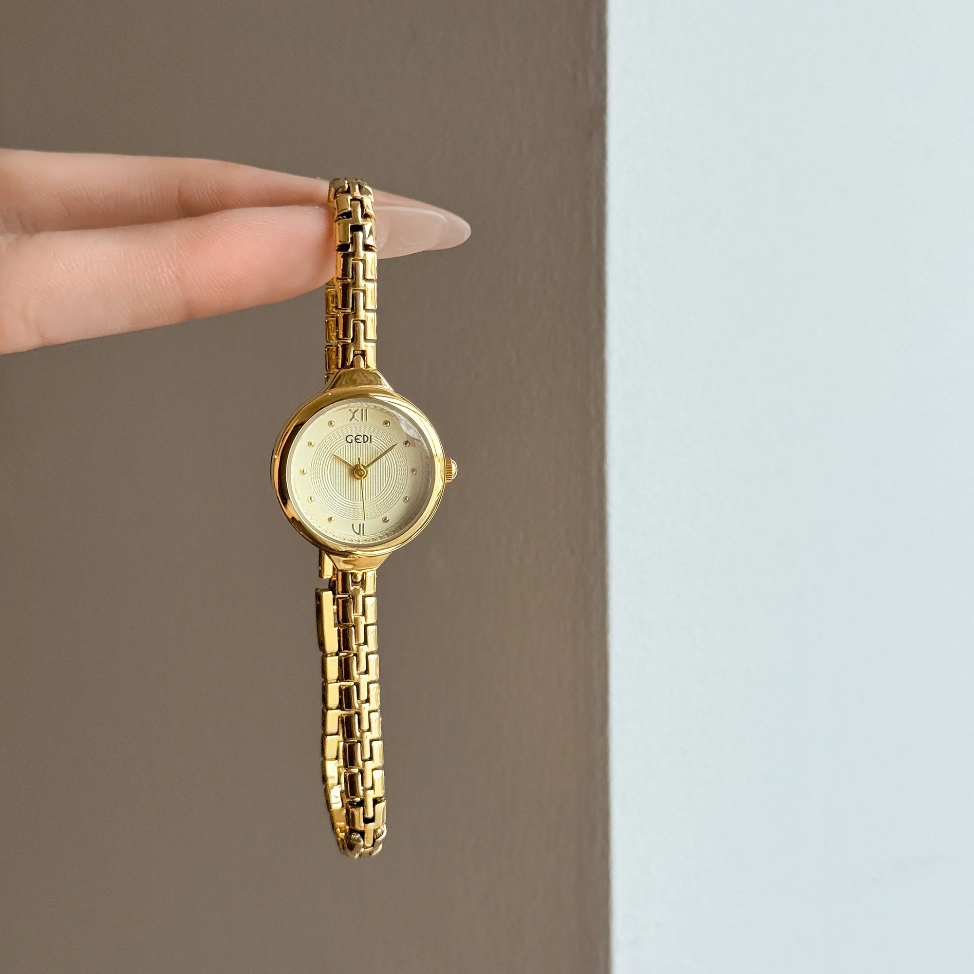 GEDI Retro Ladies Watch with Small Round Dial Bracelet