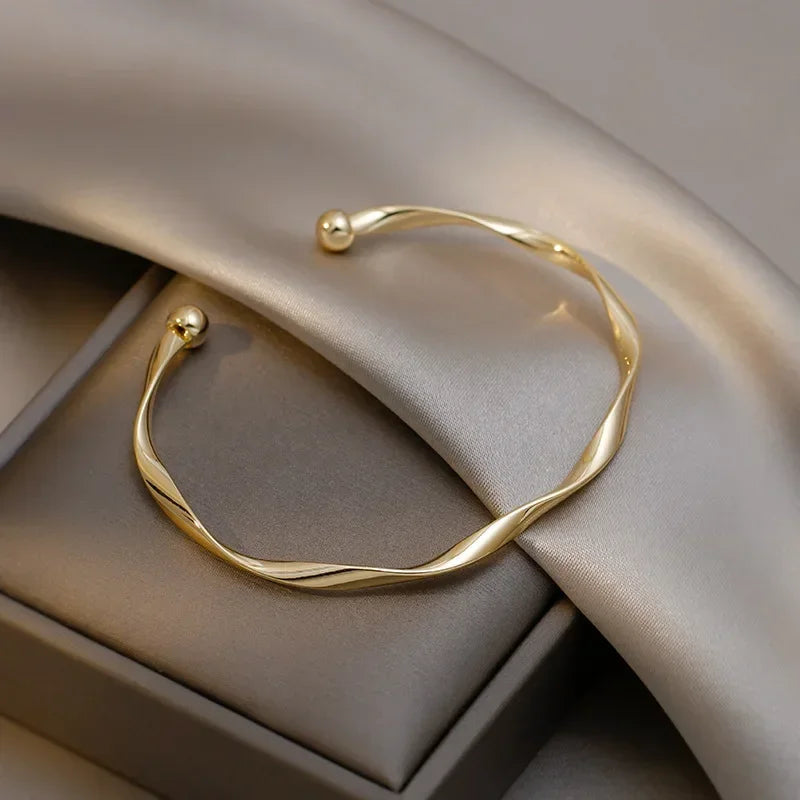 Elegant Exquisite Twist Simple Bracelet for Women