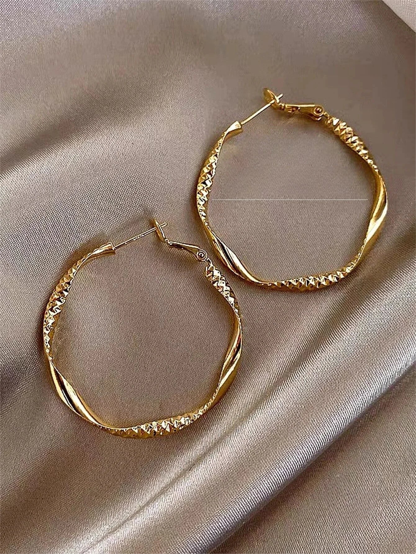 Exquisite silky texture design earrings for ladies