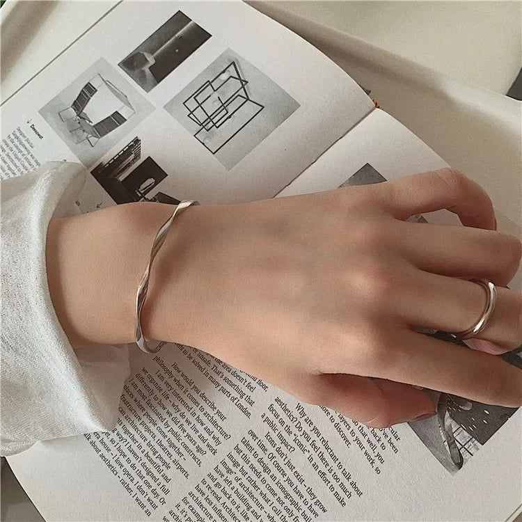 Elegant Exquisite Twist Simple Bracelet for Women