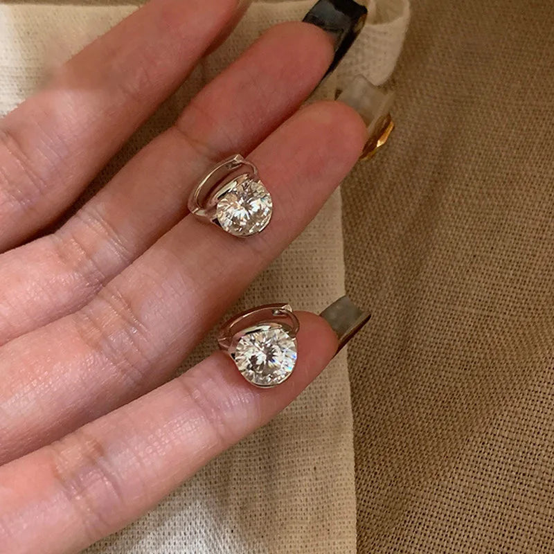 New in two carat round diamond earings buckle light luxury high-end and fashion earrings for women suitable for daily jewelry