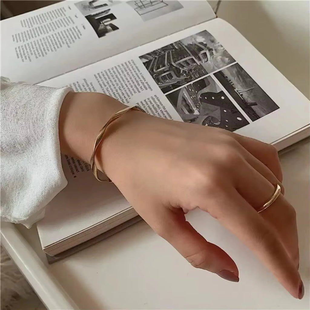 Elegant Exquisite Twist Simple Bracelet for Women