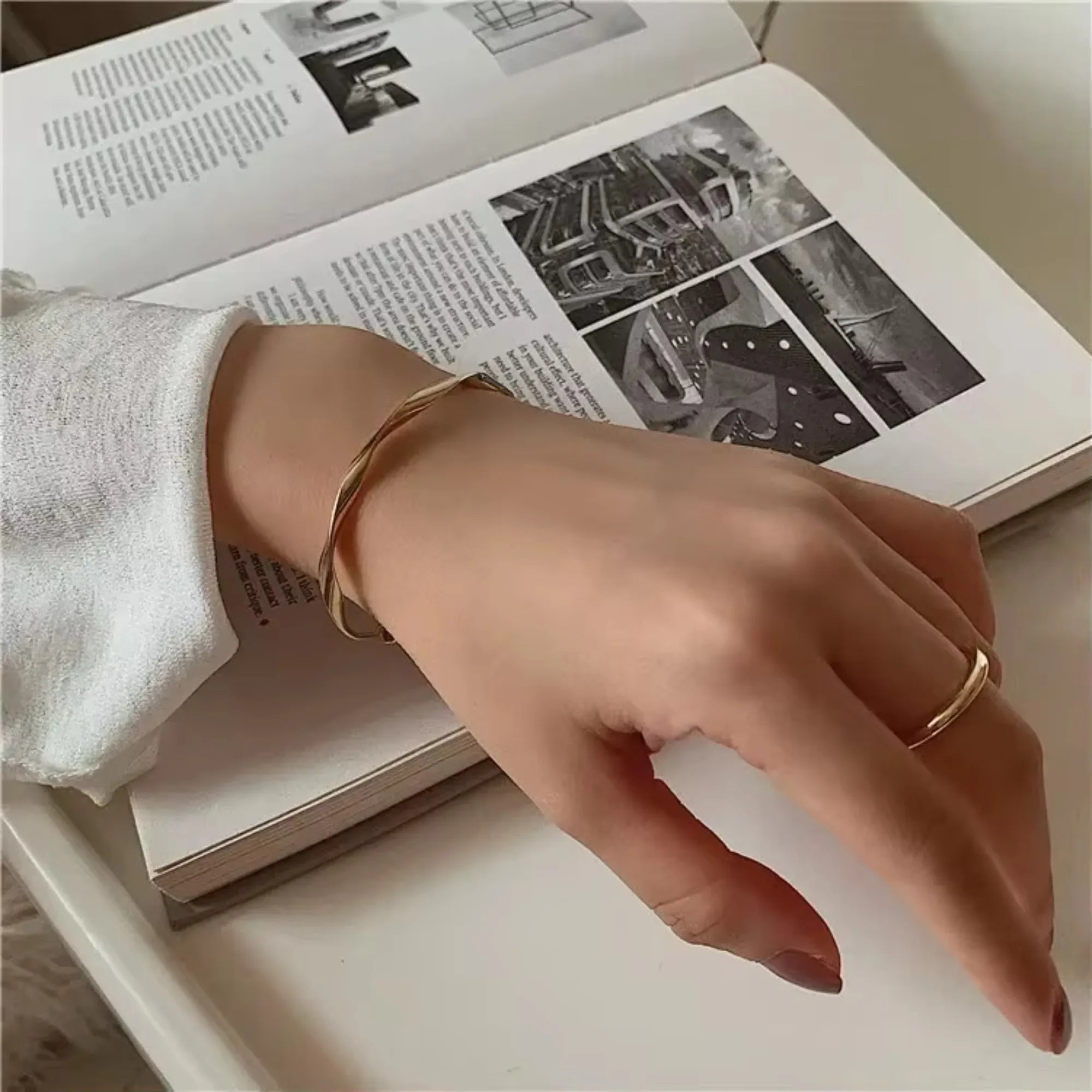 Elegant Exquisite Twist Simple Bracelet for Women