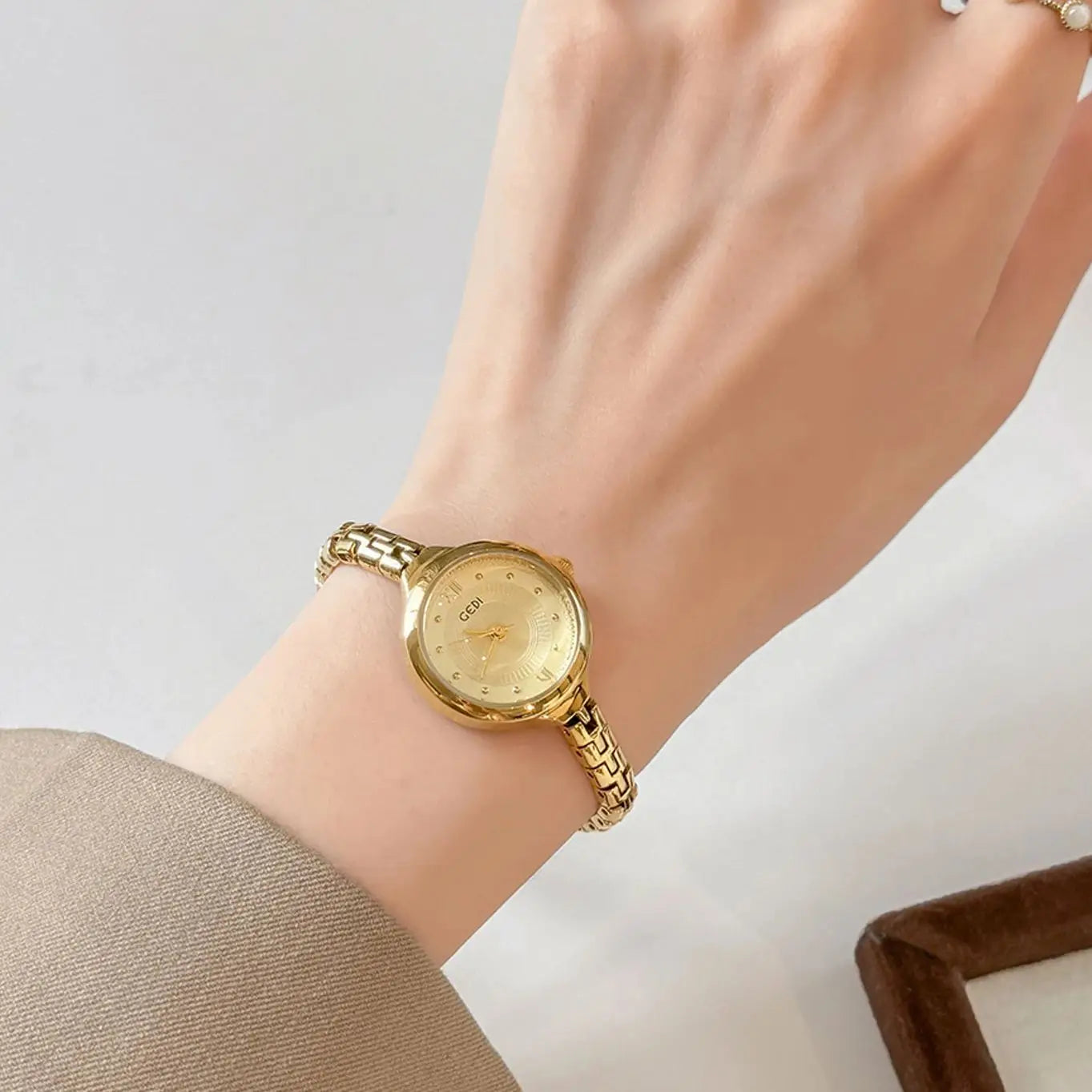 GEDI Retro Ladies Watch with Small Round Dial Bracelet