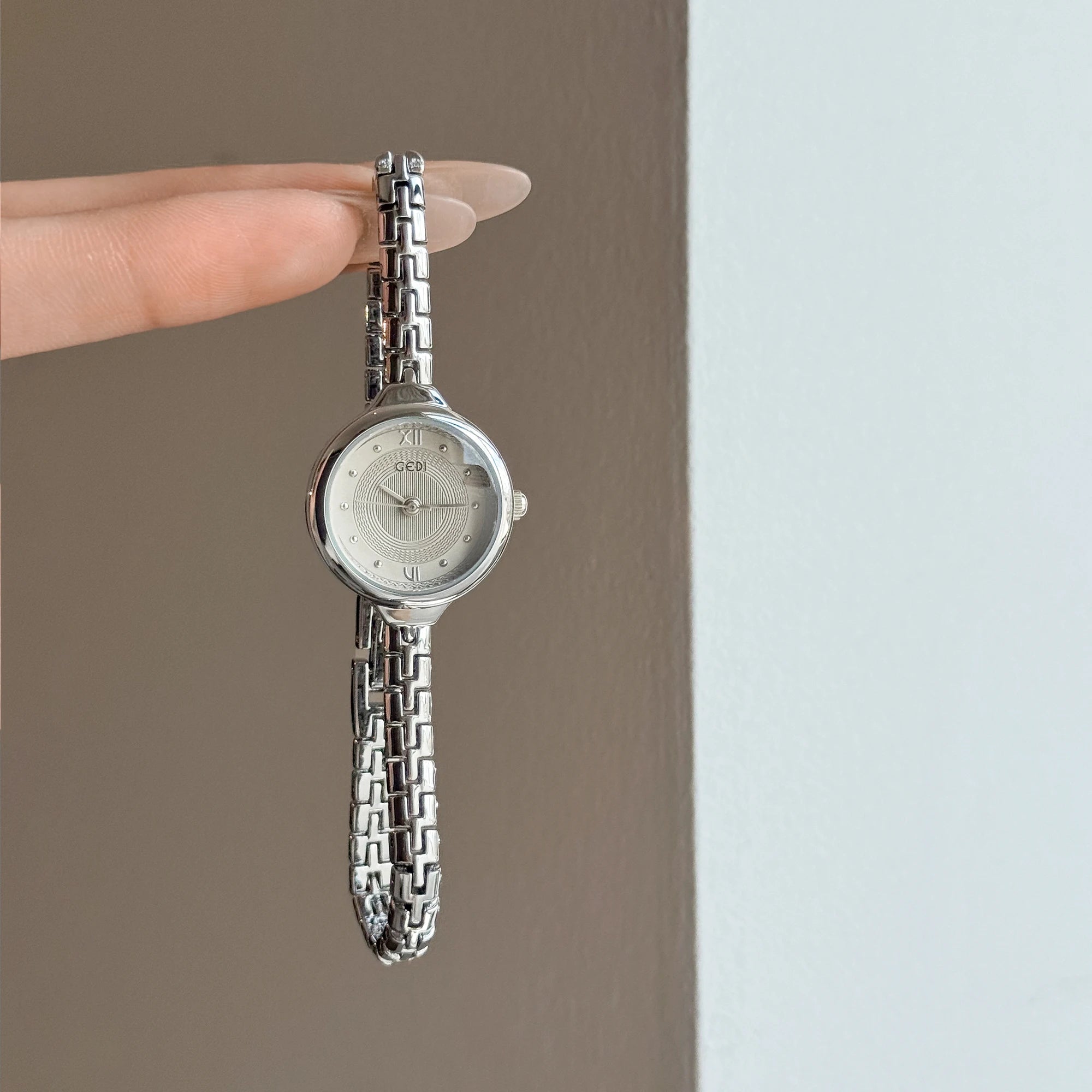 GEDI Retro Ladies Watch with Small Round Dial Bracelet