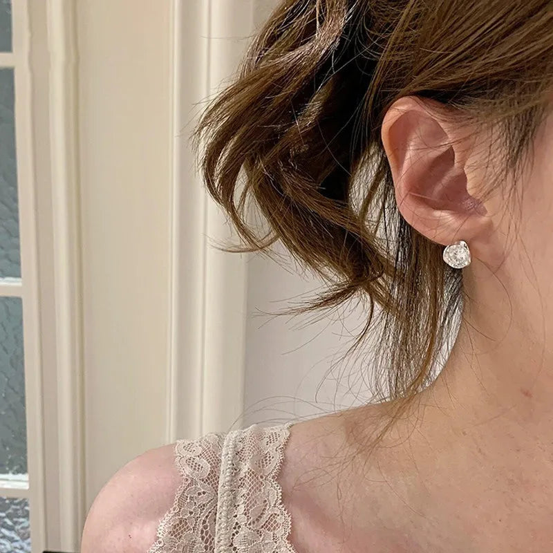New in two carat round diamond earings buckle light luxury high-end and fashion earrings for women suitable for daily jewelry