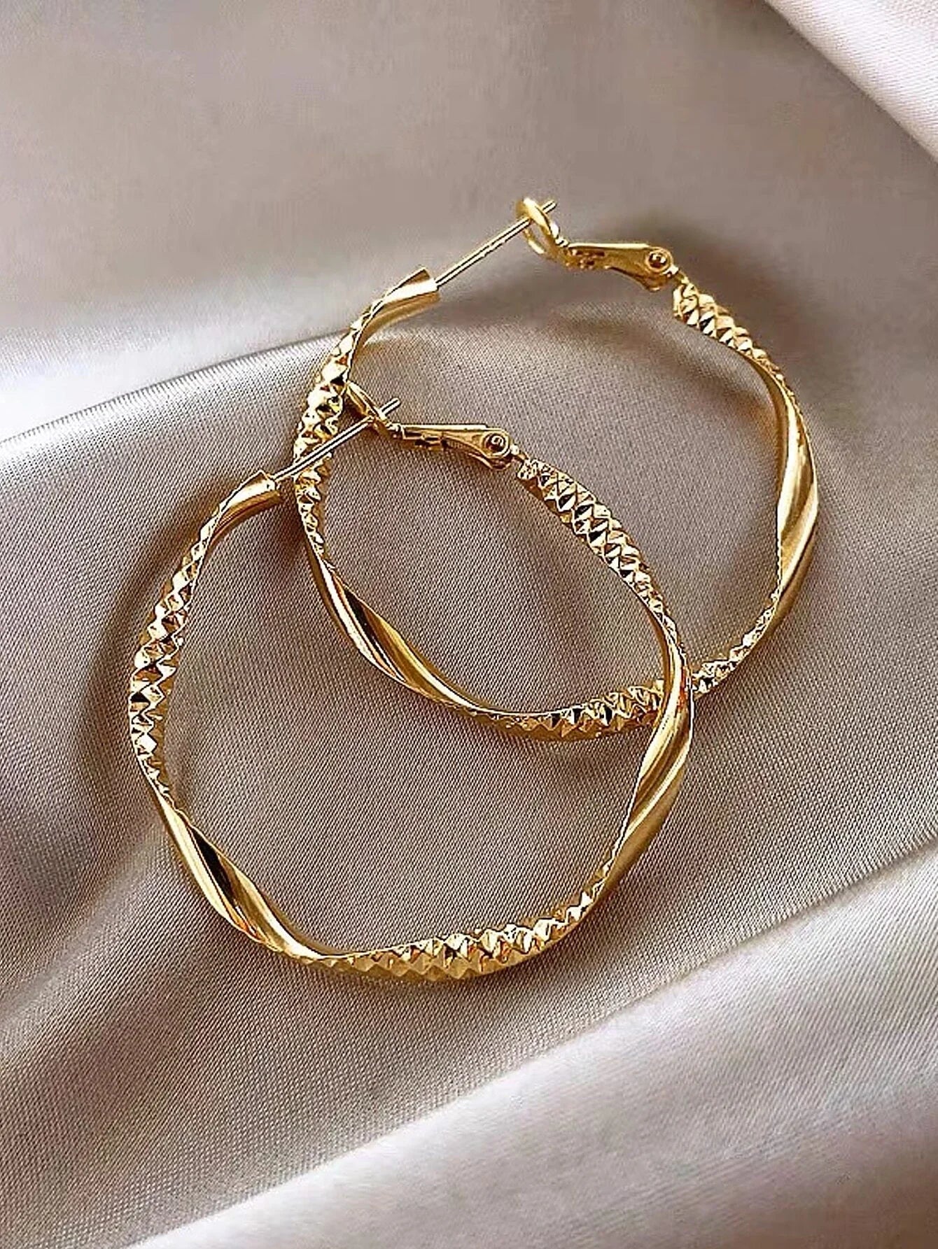 Exquisite silky texture design earrings for ladies