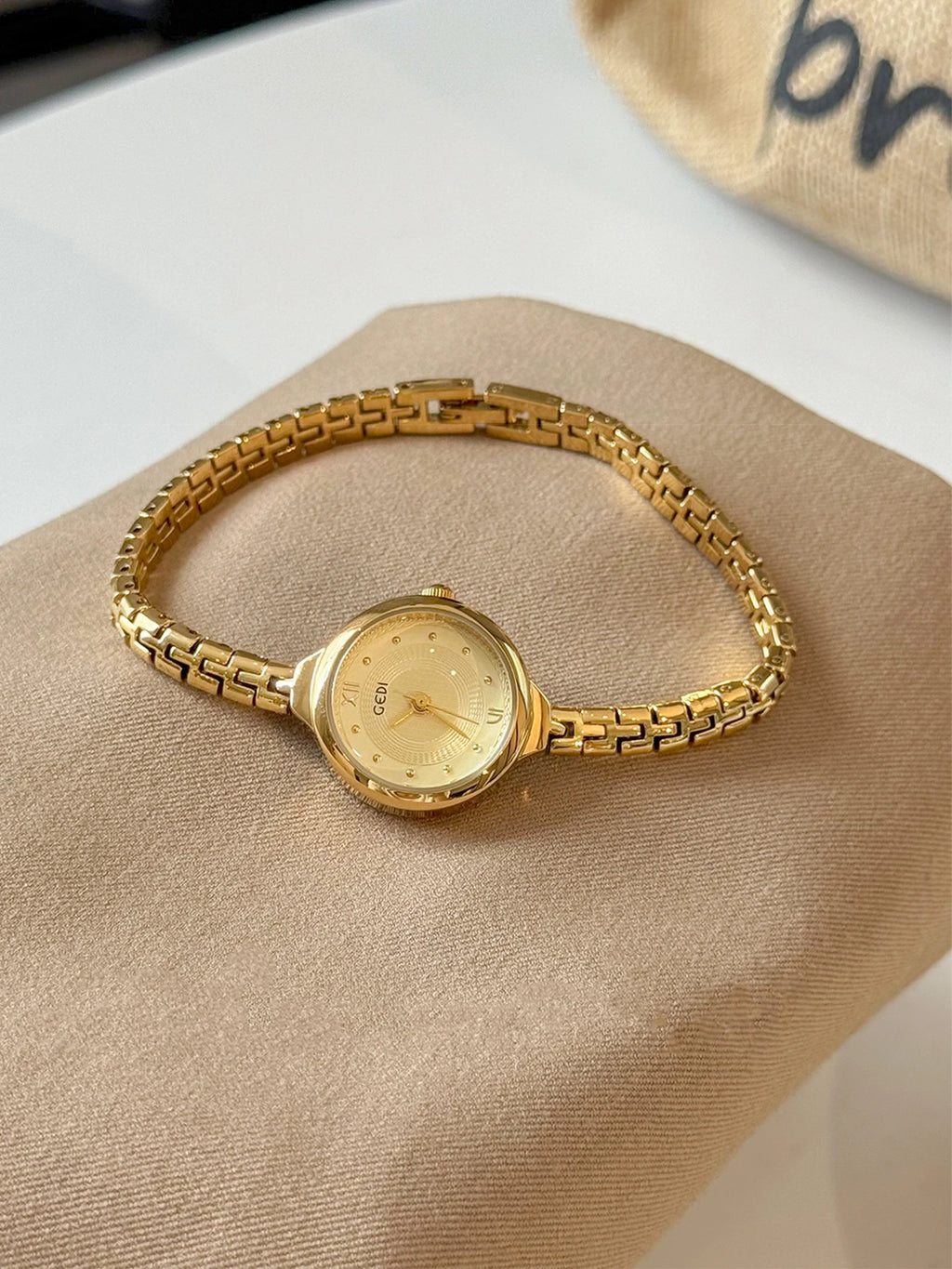 GEDI Retro Ladies Watch with Small Round Dial Bracelet