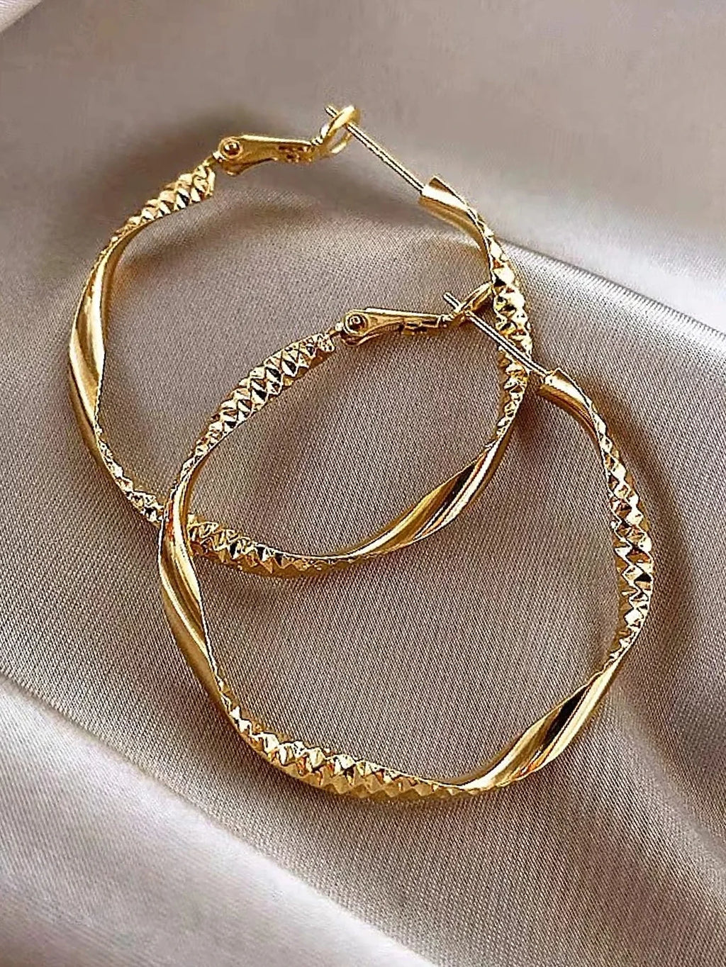 Exquisite silky texture design earrings for ladies
