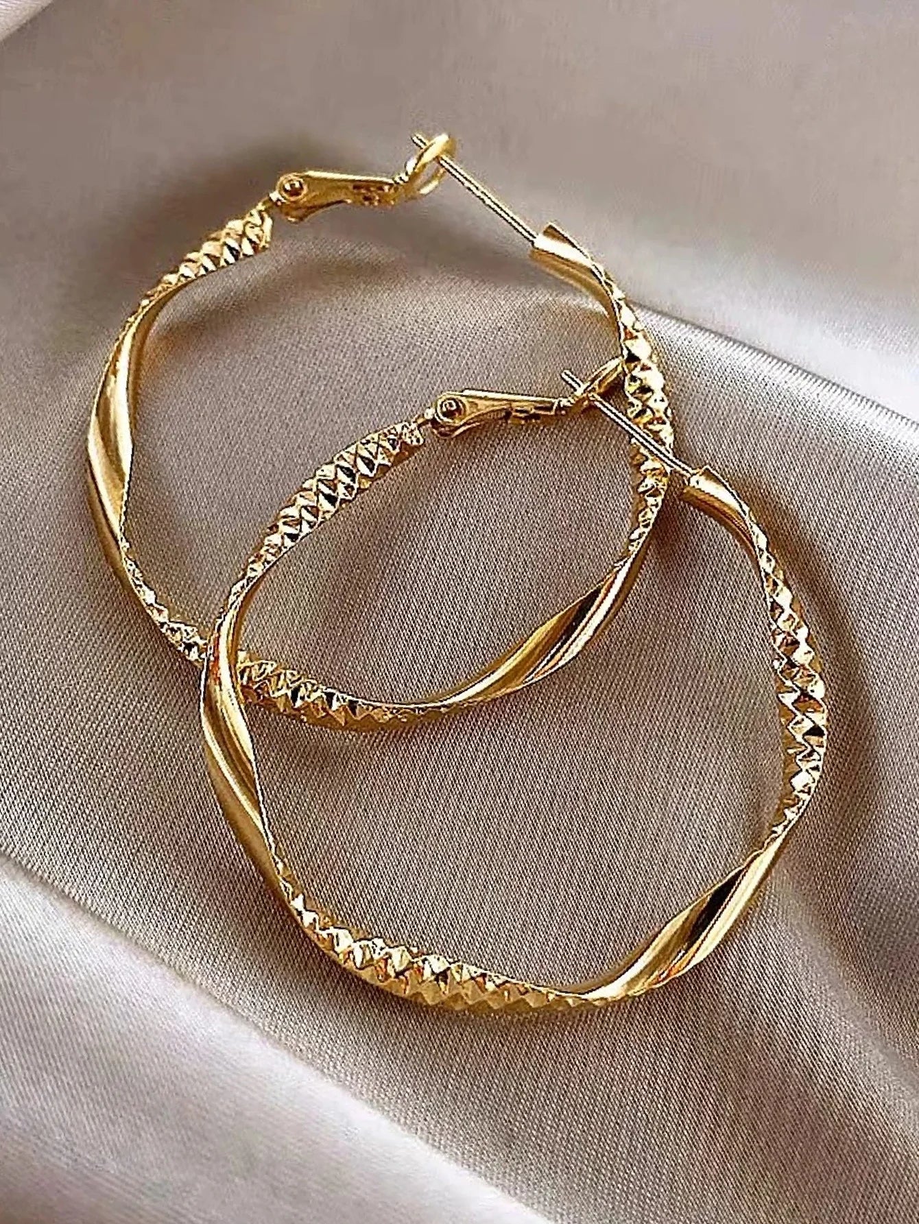 Exquisite silky texture design earrings for ladies