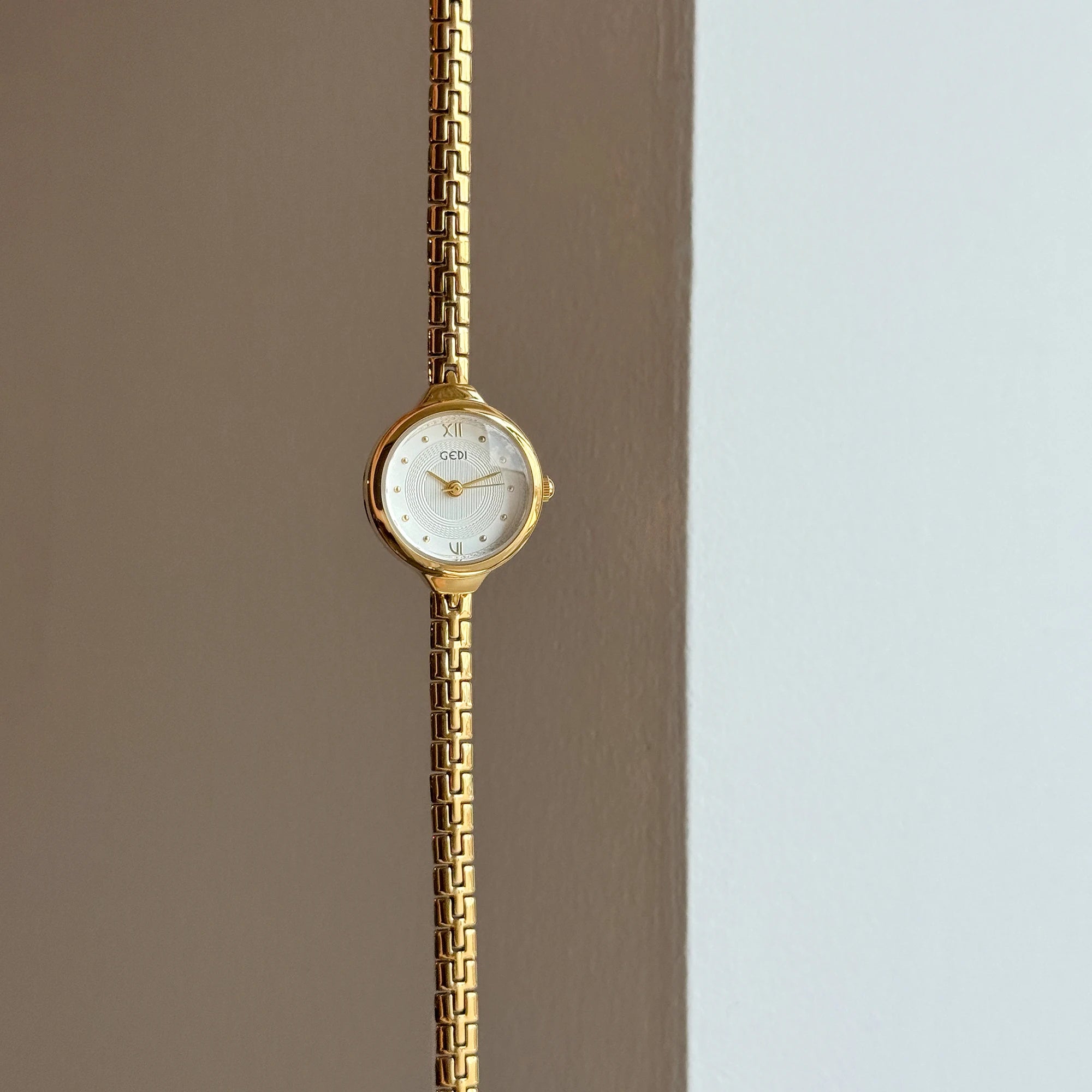 GEDI Retro Ladies Watch with Small Round Dial Bracelet