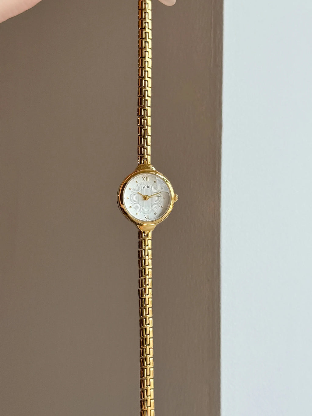 GEDI Retro Ladies Watch with Small Round Dial Bracelet