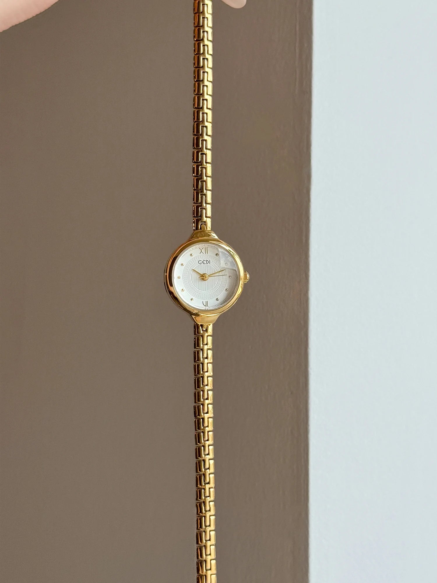 GEDI Retro Ladies Watch with Small Round Dial Bracelet