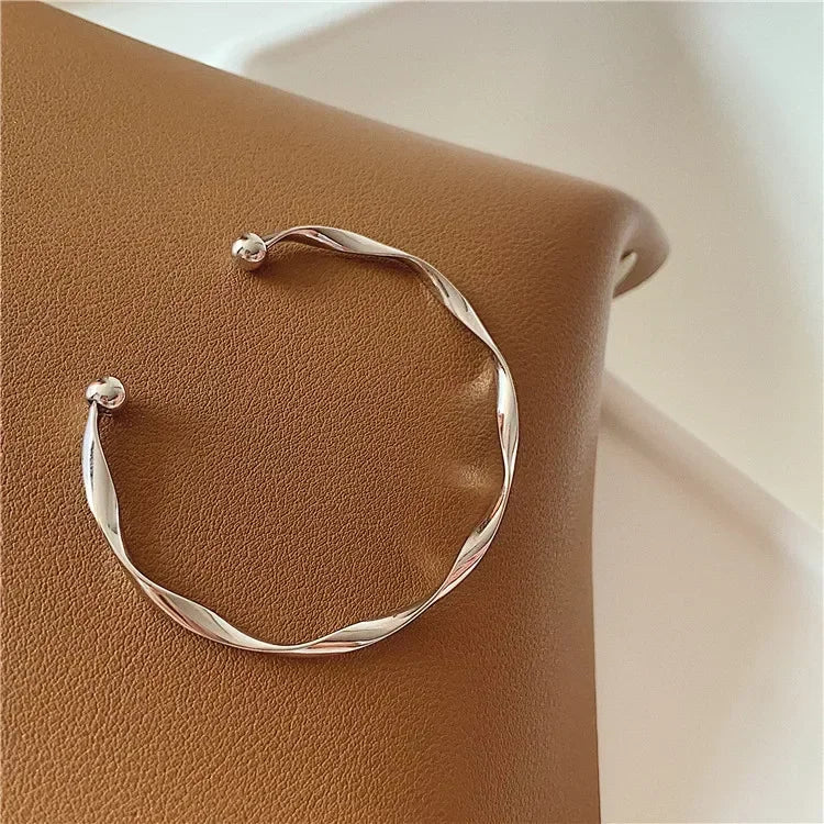 Elegant Exquisite Twist Simple Bracelet for Women