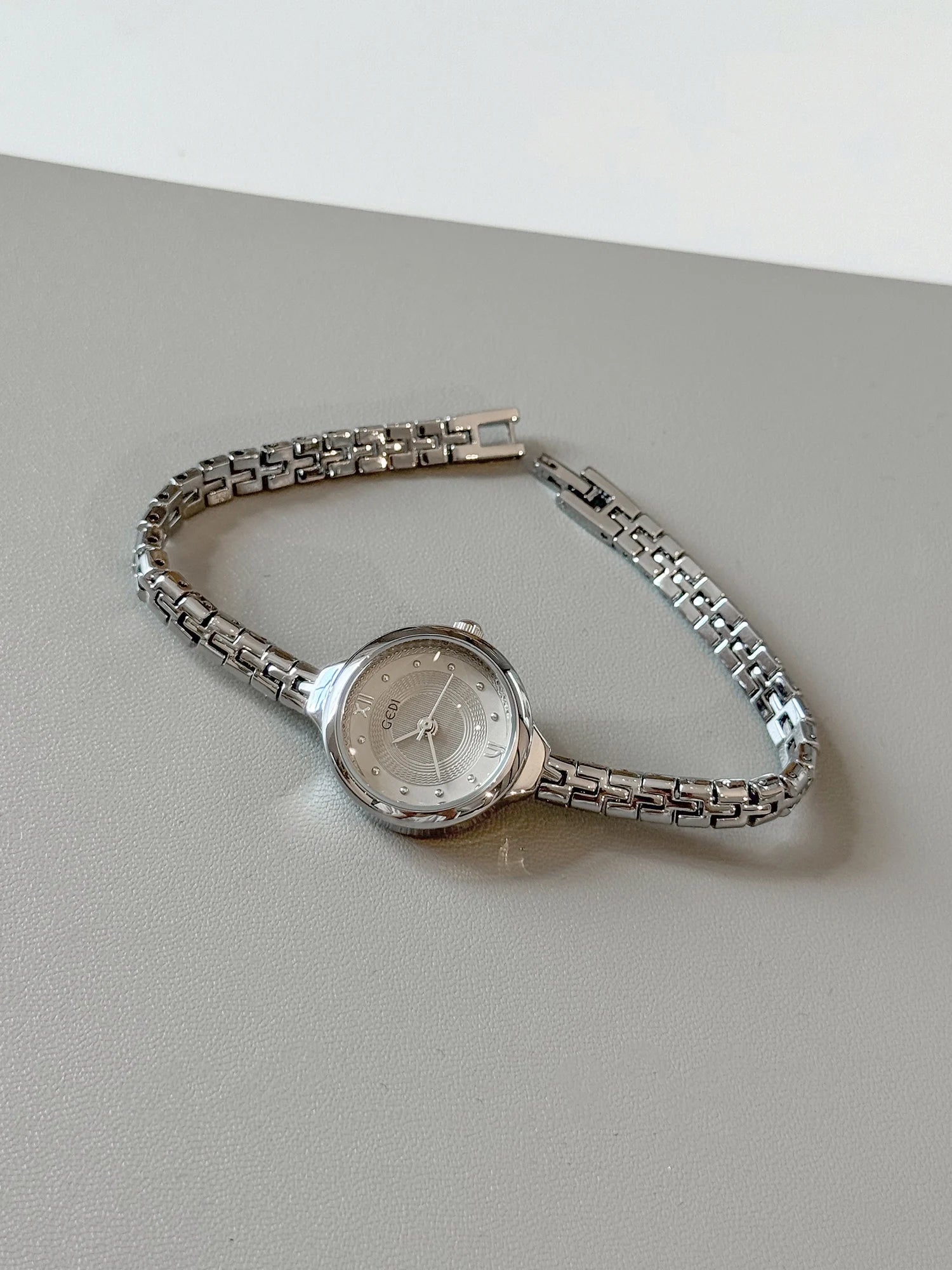 GEDI Retro Ladies Watch with Small Round Dial Bracelet