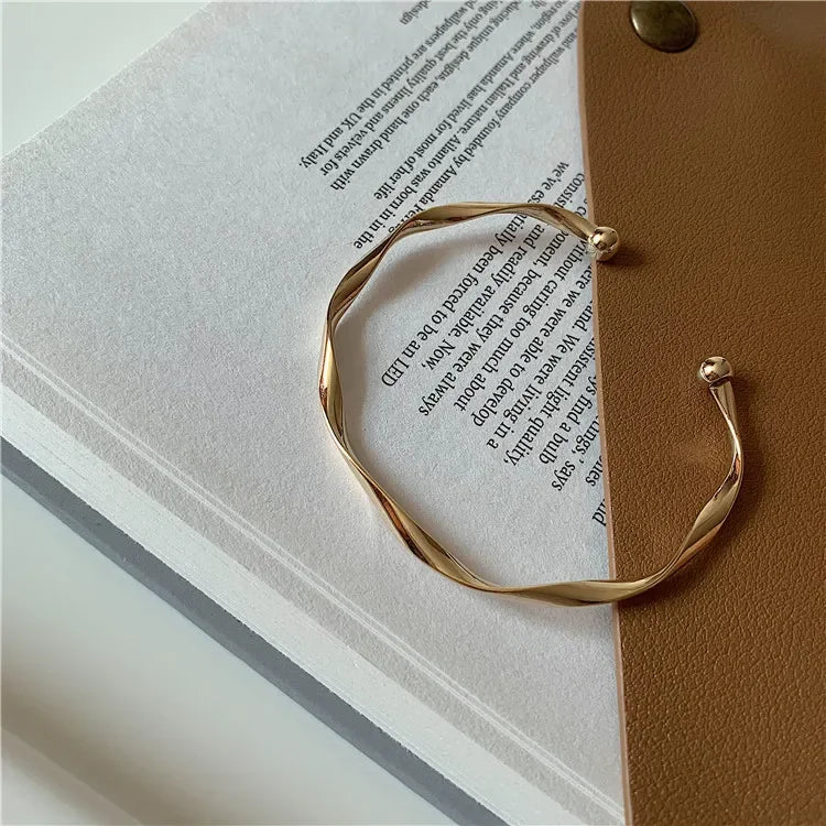 Elegant Exquisite Twist Simple Bracelet for Women
