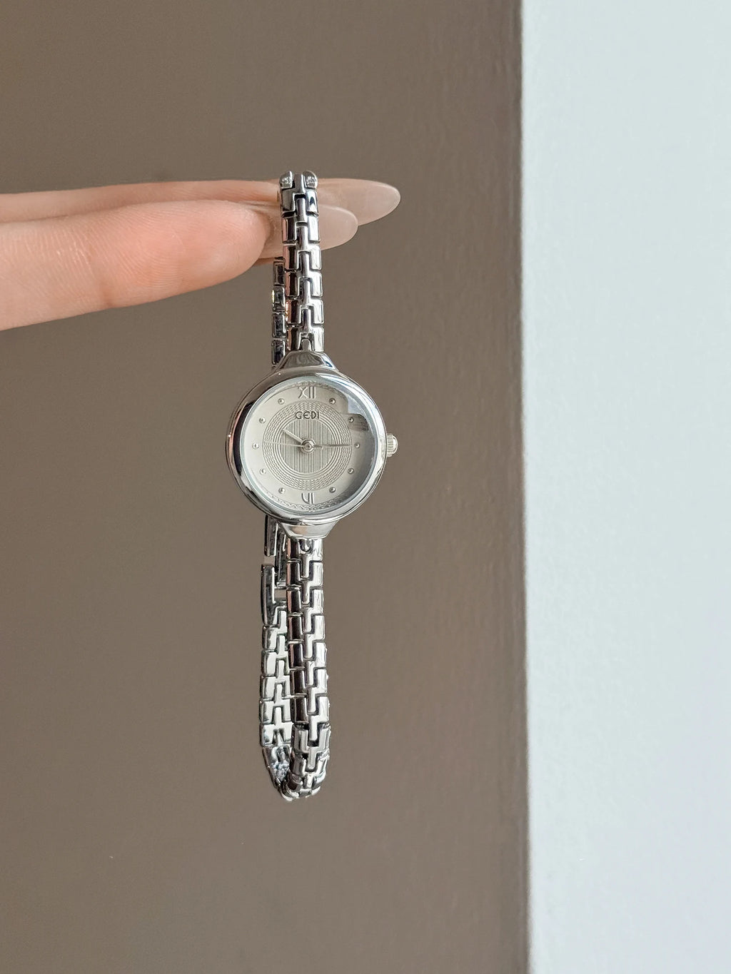 GEDI Retro Ladies Watch with Small Round Dial Bracelet
