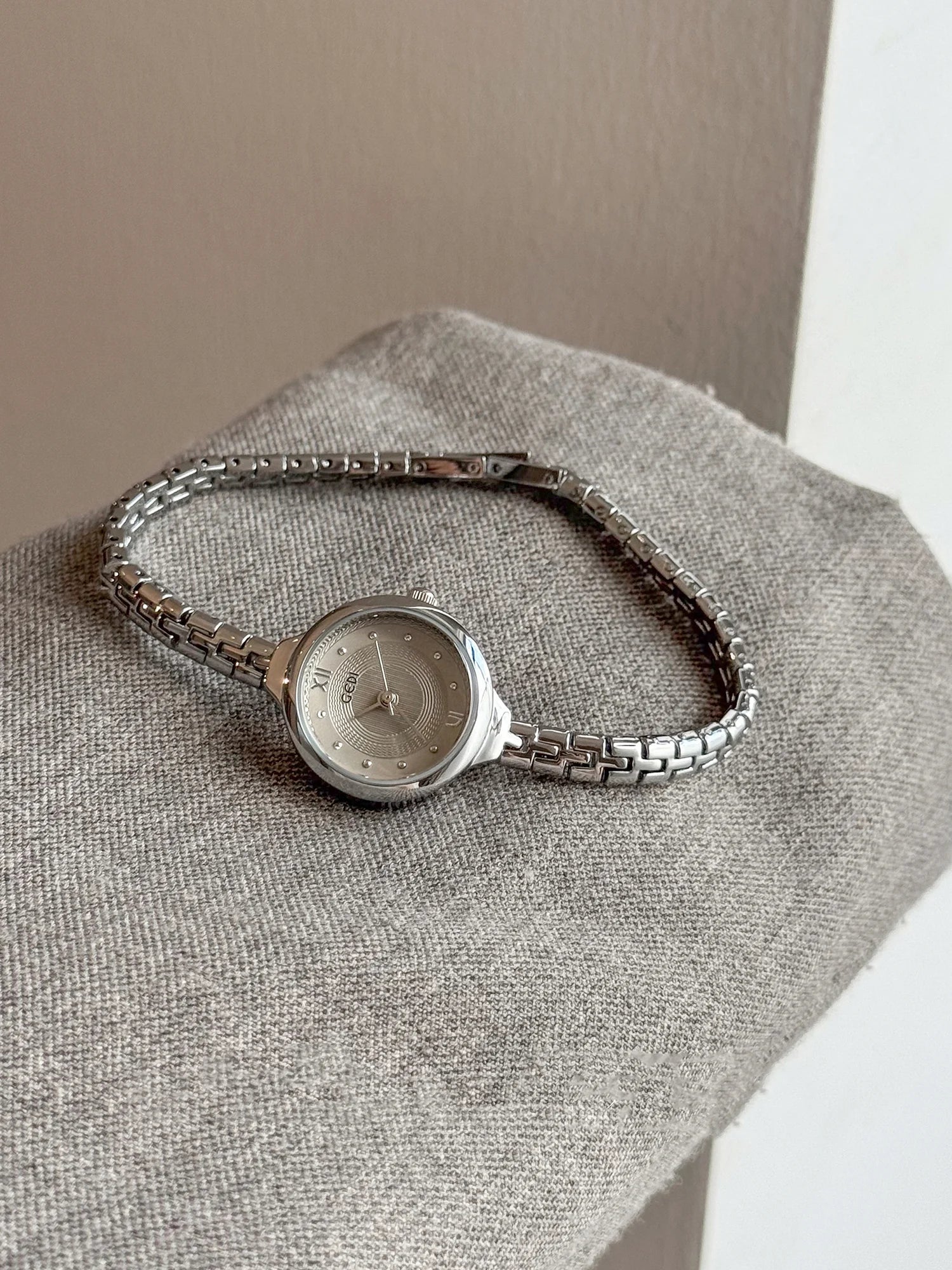 GEDI Retro Ladies Watch with Small Round Dial Bracelet
