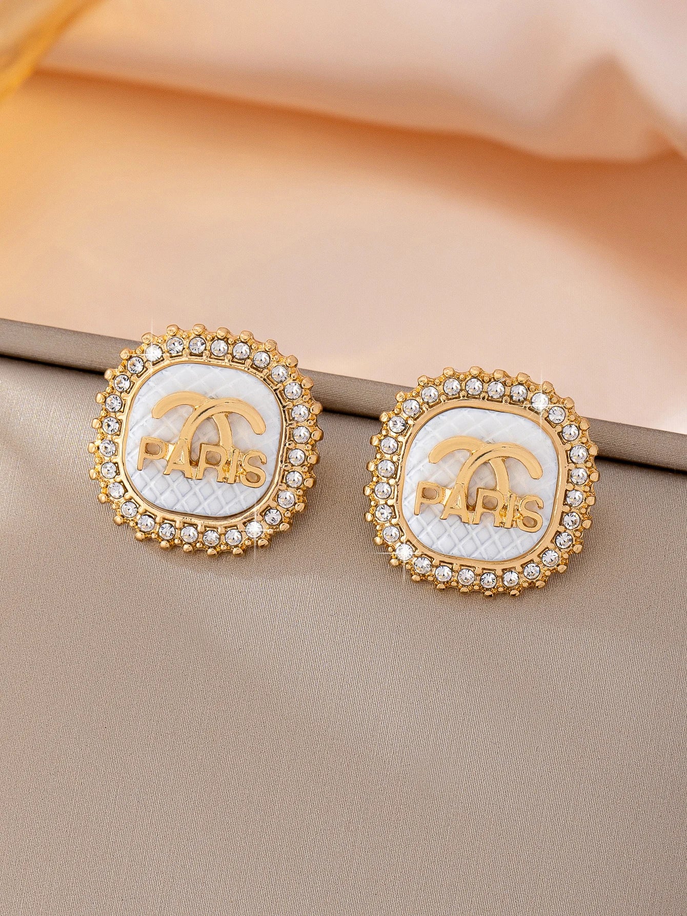 1 Pair of Fashionable, Light Luxury, and Elegant Letter Earrings for Women, Everyday Wear with a High-End Feel, Women's Accessories