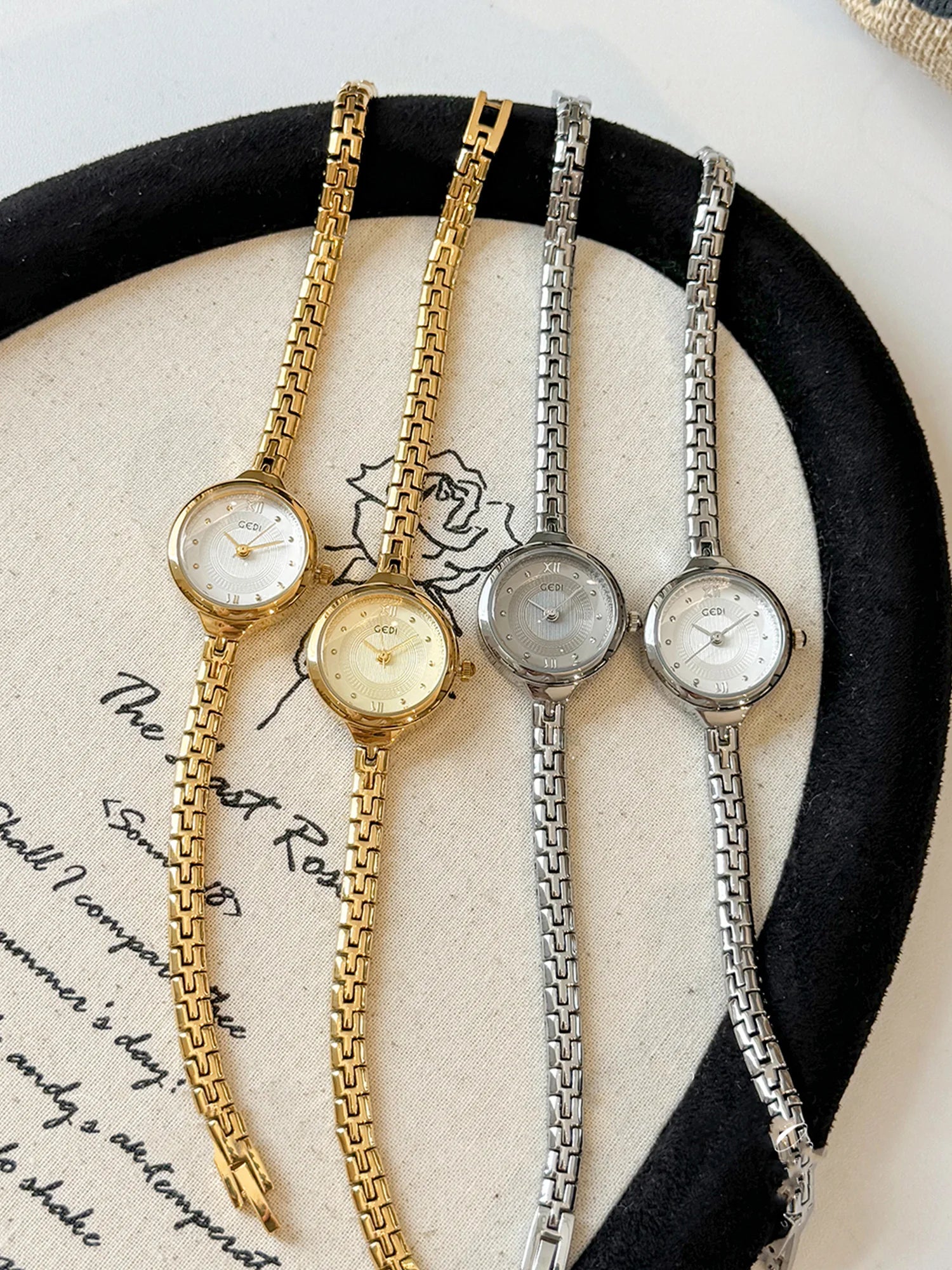 GEDI Retro Ladies Watch with Small Round Dial Bracelet