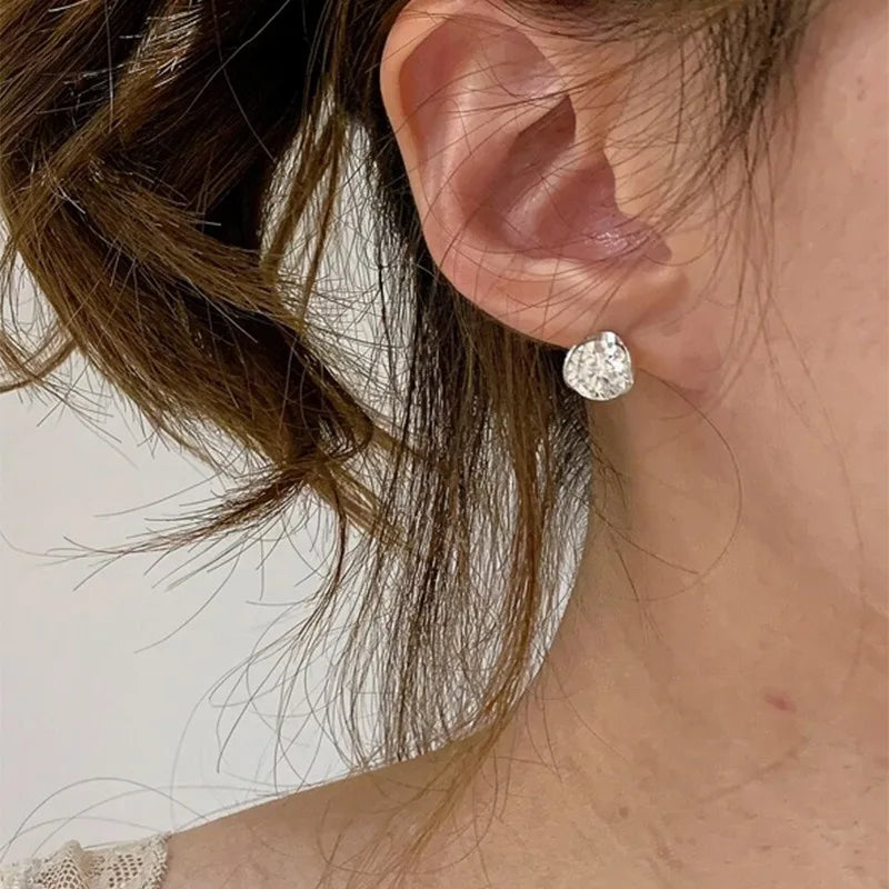 New in two carat round diamond earings buckle light luxury high-end and fashion earrings for women suitable for daily jewelry