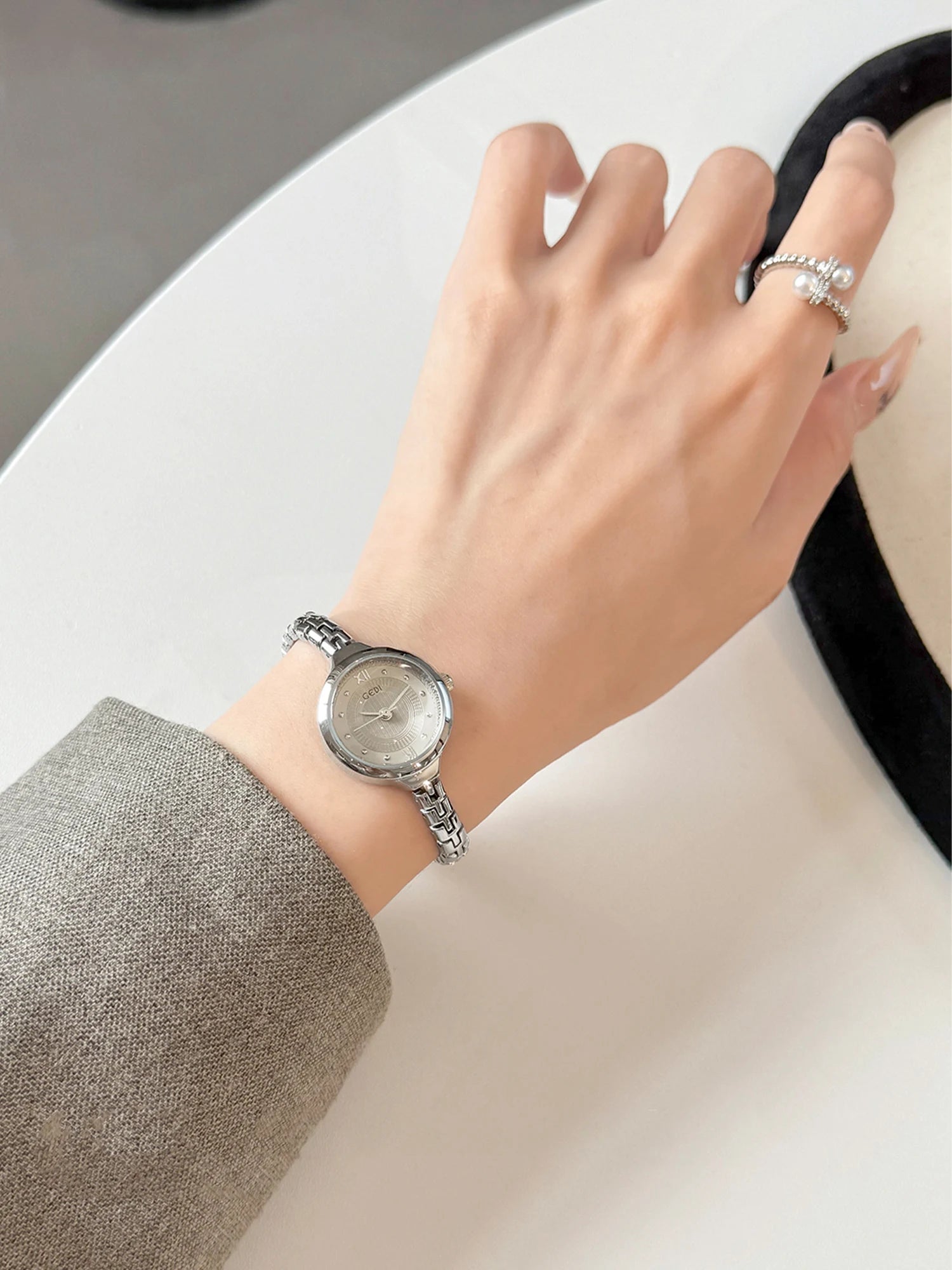 GEDI Retro Ladies Watch with Small Round Dial Bracelet